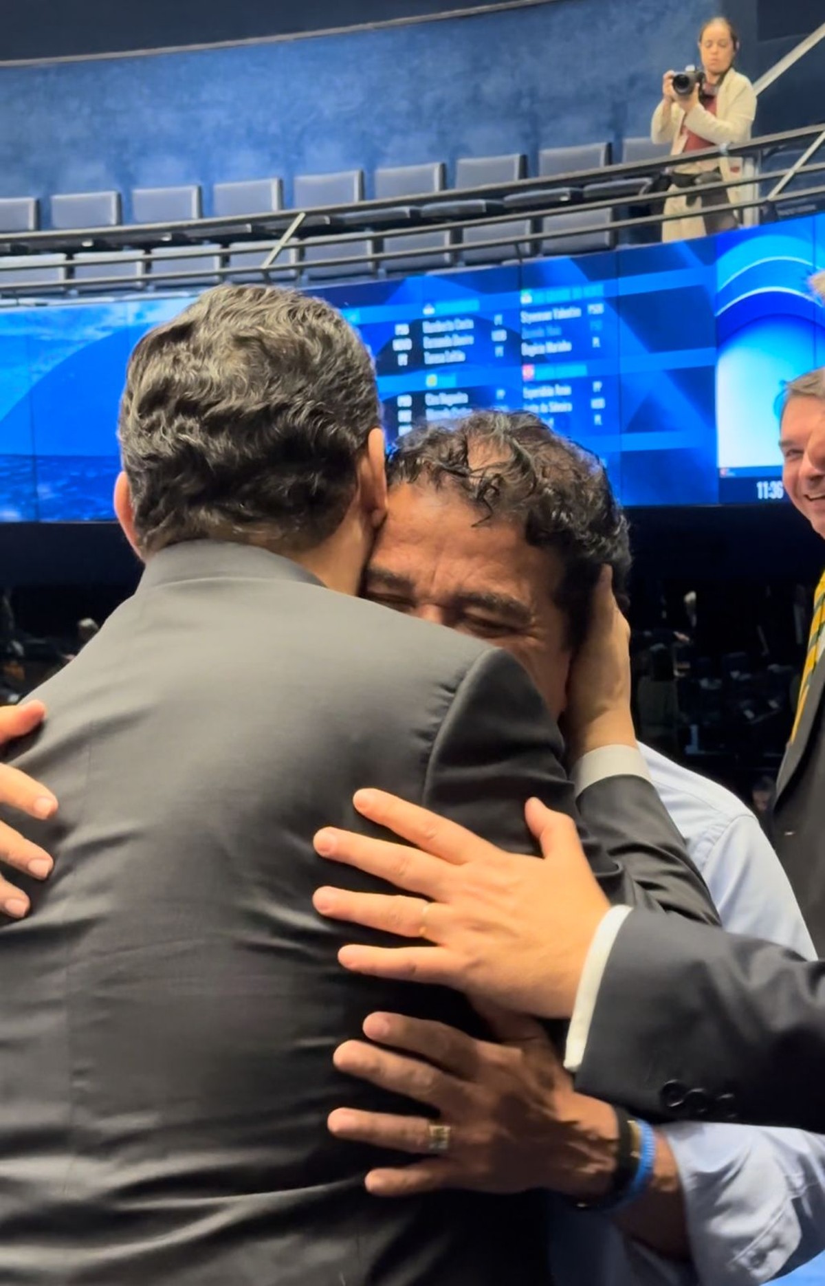 Senador Magno Malta abraça o presidente da Casa, Davi Alcolumbre (Foto: Reprodução)