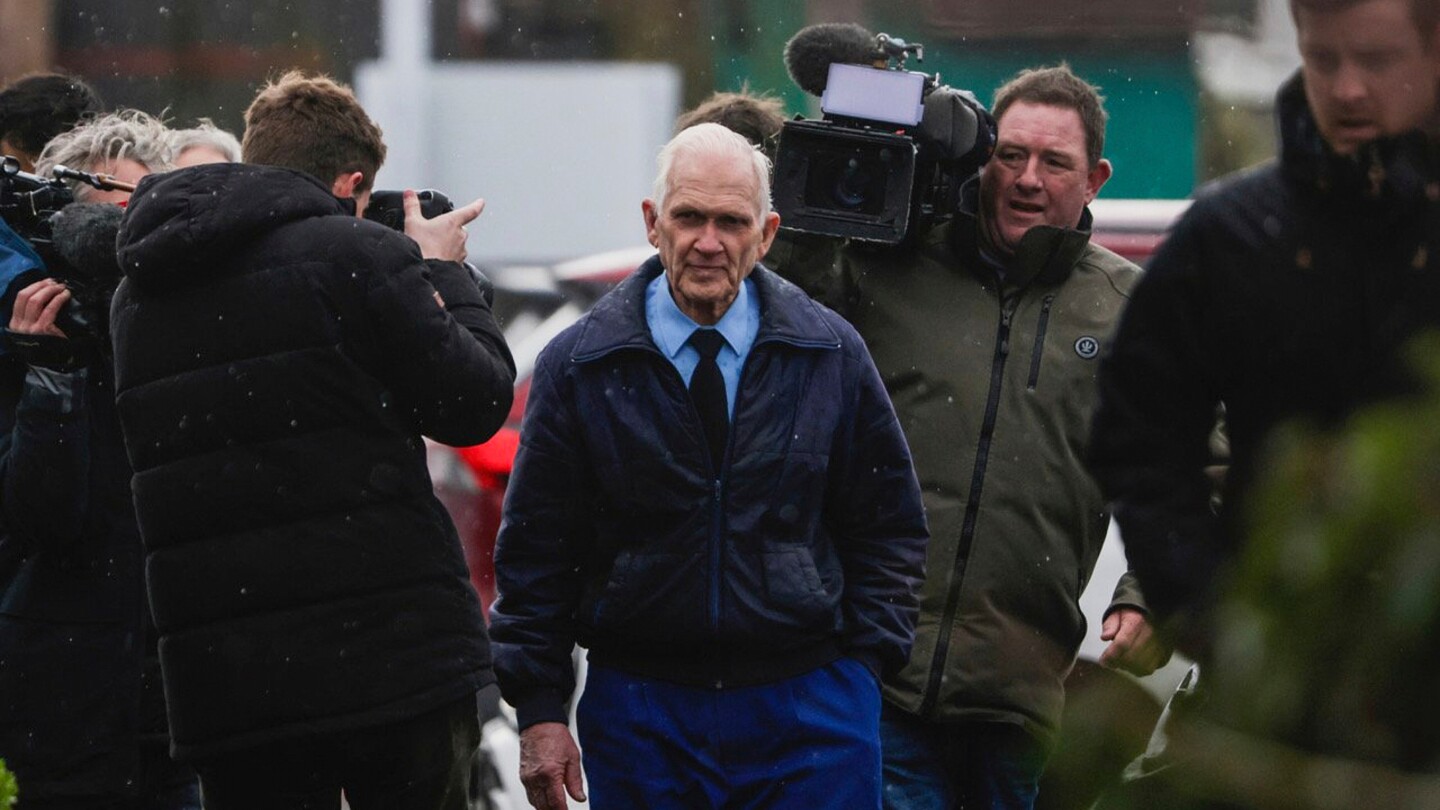 Howard Temple, pastor responsável por Gloriavale, chega ao Tribunal Distrital de Greymouth, em Greymouth, Nova Zelândia, em 2 de agosto de 2023. (Foto: Jason Blair/STUFF via AP)