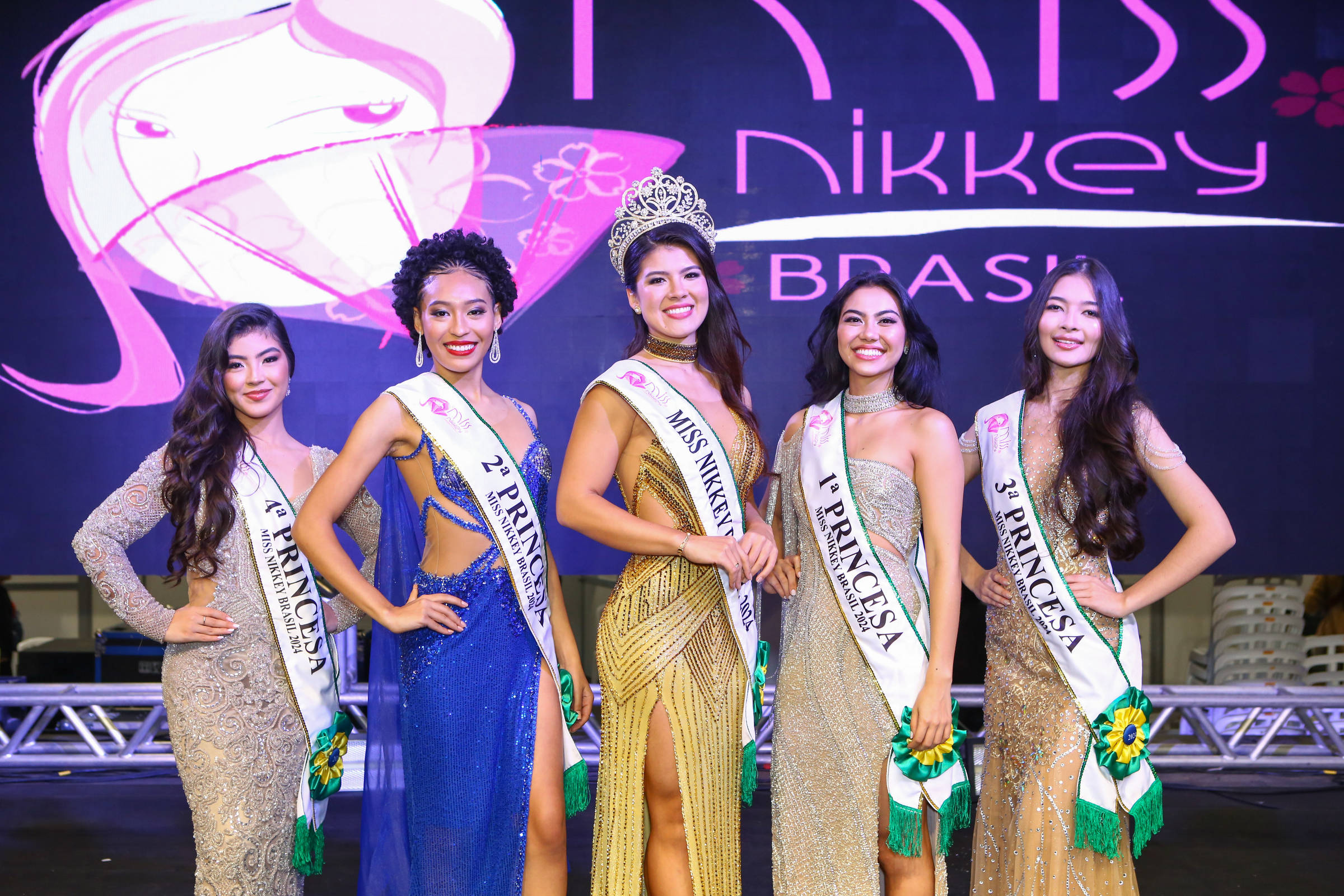 Concurso nacional elege a mais bela descendente de japoneses neste sábado Amanda Higa, ao centro, é a Miss Nikkey Brasil 2024 e se despede do título no 26º Festival do Japão (Foto: Arne Lee/Divulgação)