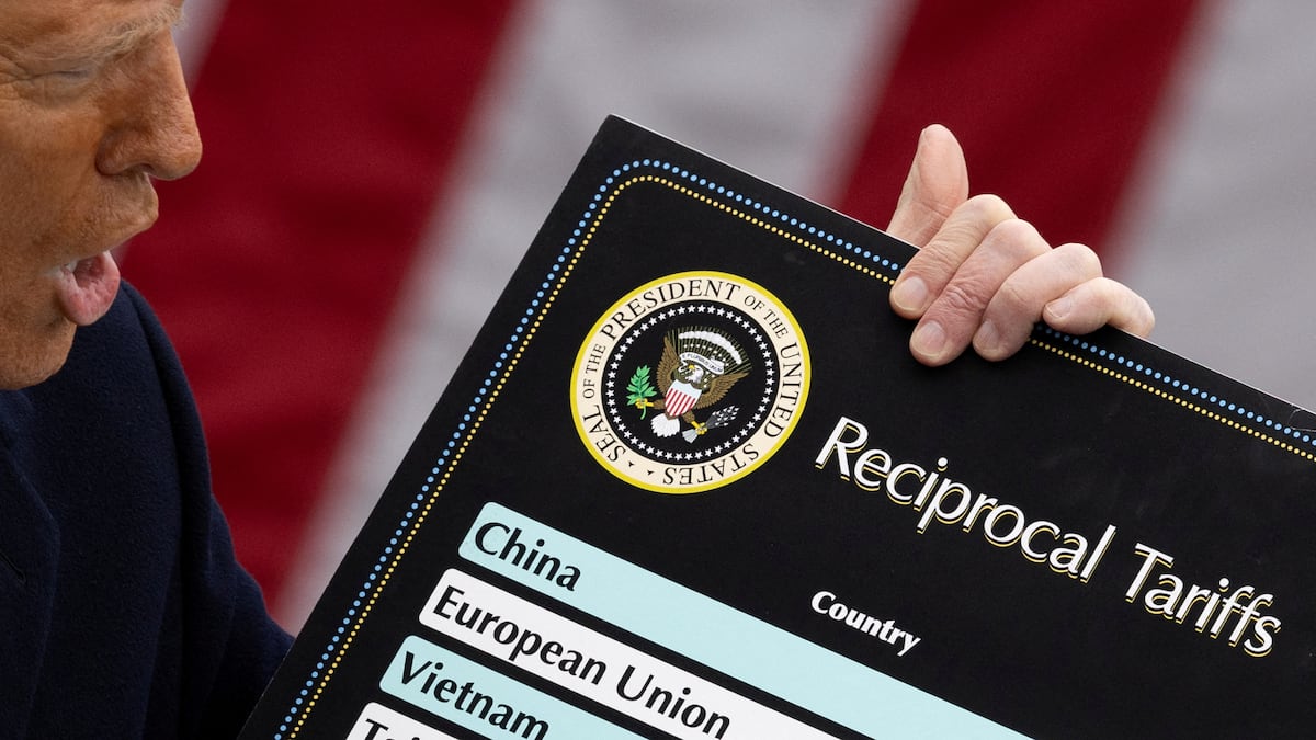 Donald Trump, no dia 2 de abril, exibe a tabela com os aranceles por países, liderada por Japão e União Europeia. (Foto: Carlos Barria/REUTERS)
