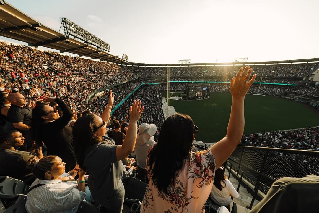 Cruzada Anual da Colheita lotou o Angel Stadium, na Califórnia. (Foto: Instagram/greglaurie)