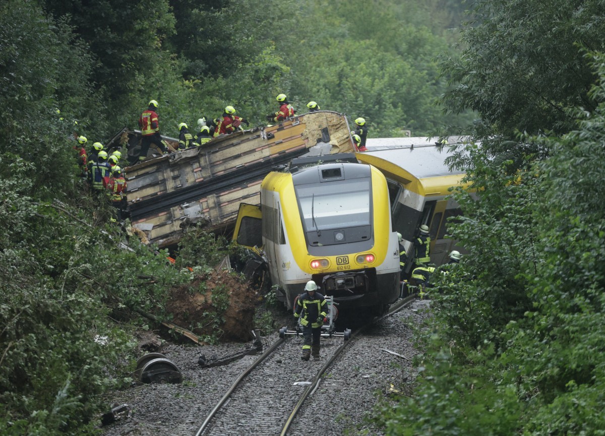 Acidente de trem na Alemanha é causado por vazamento de esgoto, diz polícia Trem com passageiros sofre acidente na Alemanha (Foto: AFP)