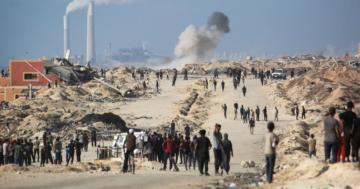 Exército de Israel é alvo de investigação por denúncias de execuções de palestinos Palestinos no aguardo da entrega de ajuda humanitária na Faixa de Gaza. No sul do território palestino, mortes causadas por soldados israelenses em centros de distribuição são frequentes (Foto: Bashar Taleb/AFP)