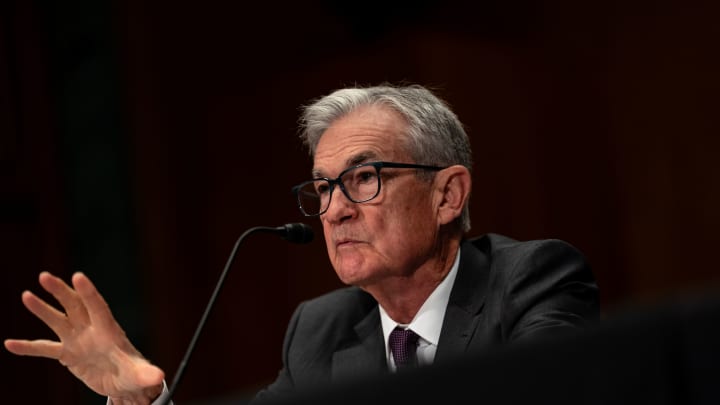 Tarifas alteram a trajetória das taxas de juros no cenário econômico atual Jerome Powell, presidente do Federal Reserve dos EUA, testemunha perante o Comitê do Senado sobre Bancos, Habitação e Assuntos Urbanos, no Capitólio em 25 de junho de 2025, em Washington, DC, EUA. (Foto: Kent Nishimura | Getty Images News | Getty Images)