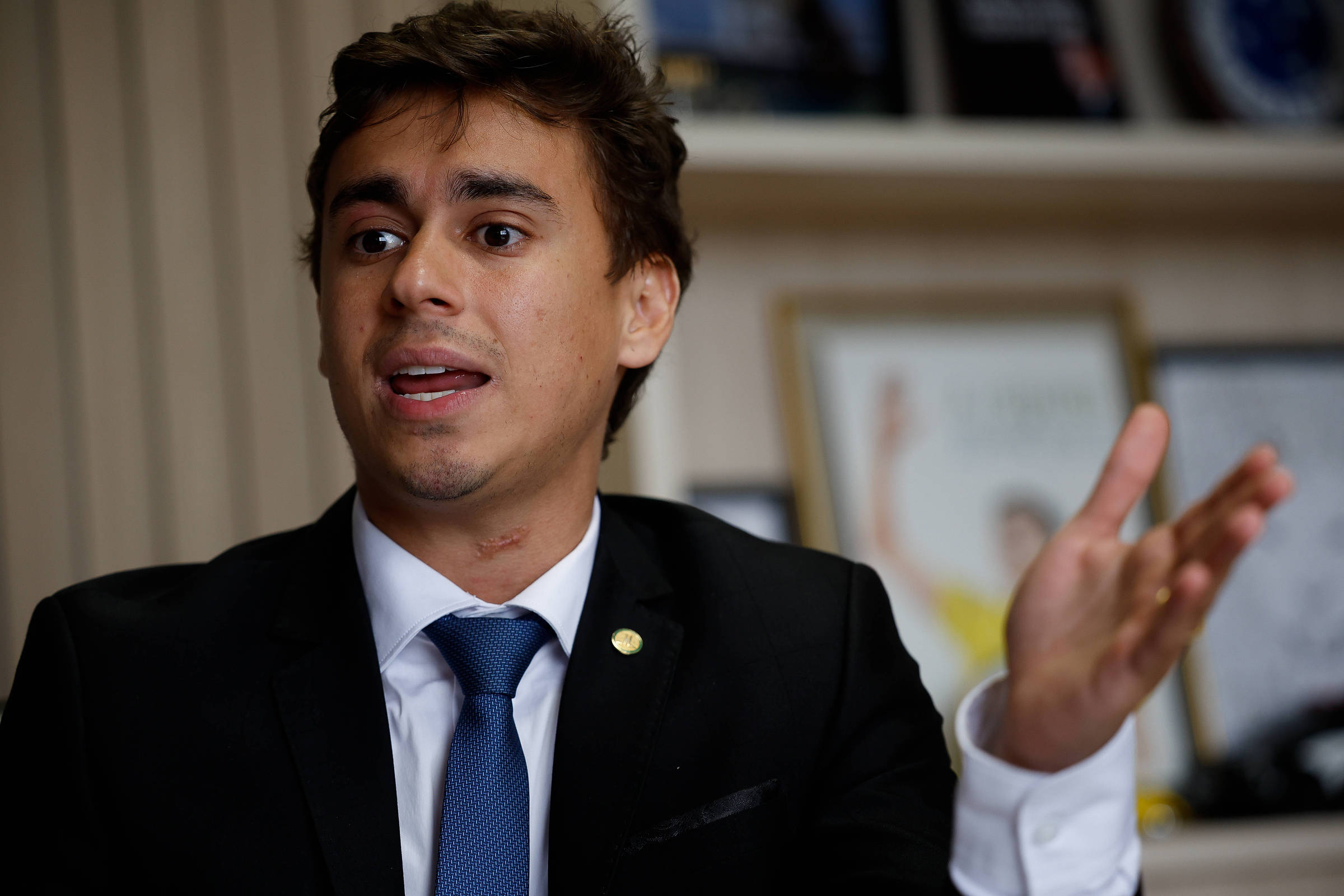 Deputado federal Nikolas Ferreira (PL-MG) durante entrevista à Folha em seu gabinete (Foto: Pedro Ladeira - 18.fev.25/Folhapress)