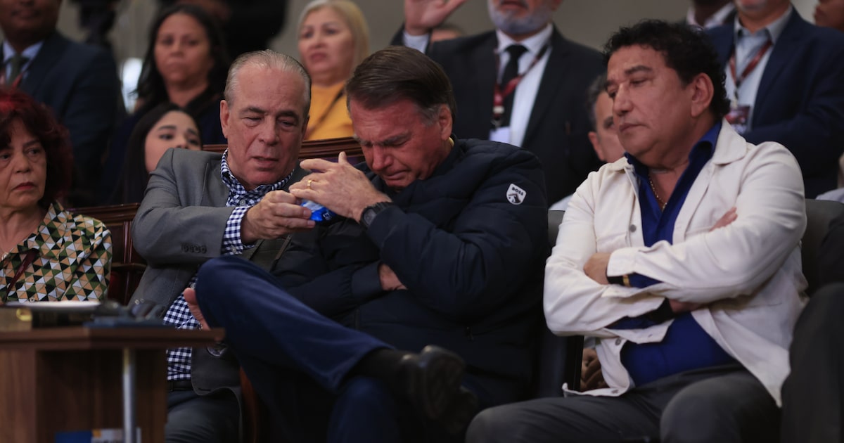 Jair Bolsonaro chora em culto na Igreja Catedral da Benção, em Taguatinga (DF) (Foto: Wilton Junior/Estadão)