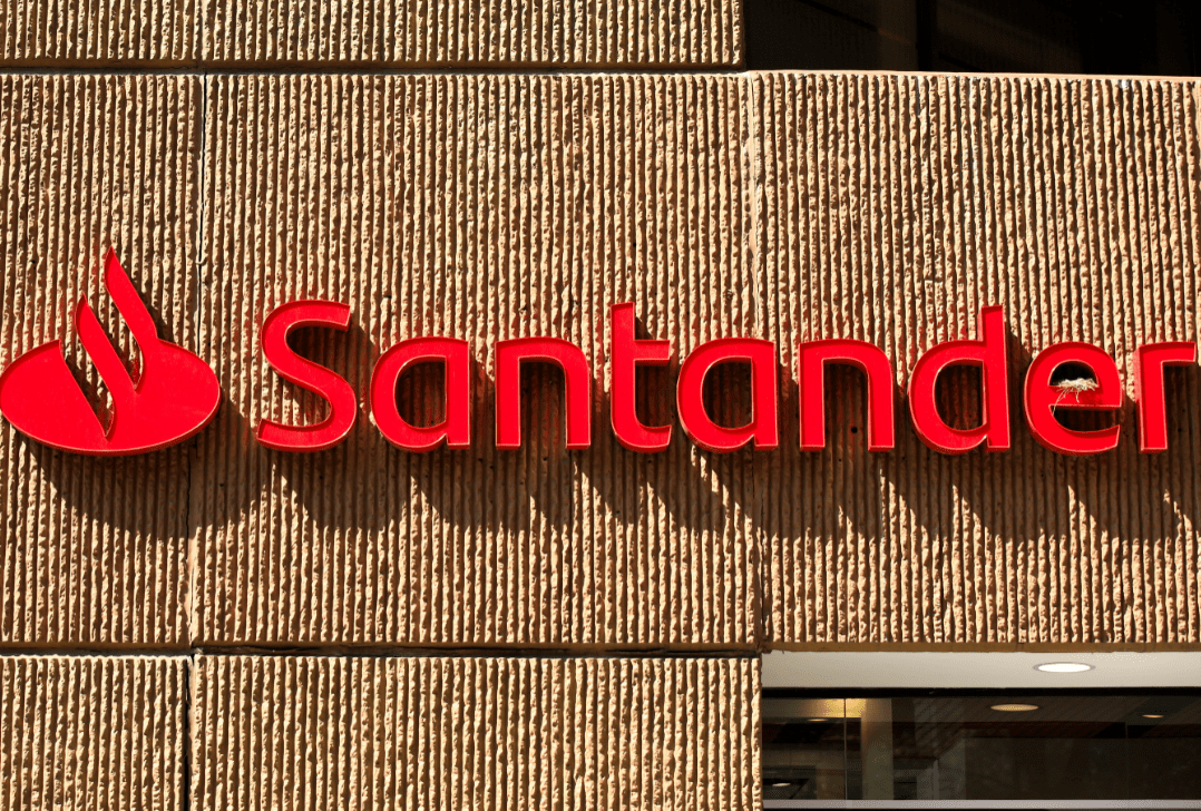 Santander aprova pagamento de R$ 2 bilhões em juros sobre capital próprio Logo do Santander em agência da Cidade do México 15/06/2024 (Foto: REUTERS/Raquel Cunha)