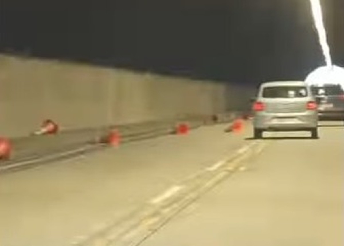 Motorista derruba diversos cones de sinalização de faixa reversível durante percurso no Elevado do Joá (Foto: Reprodução vídeo)