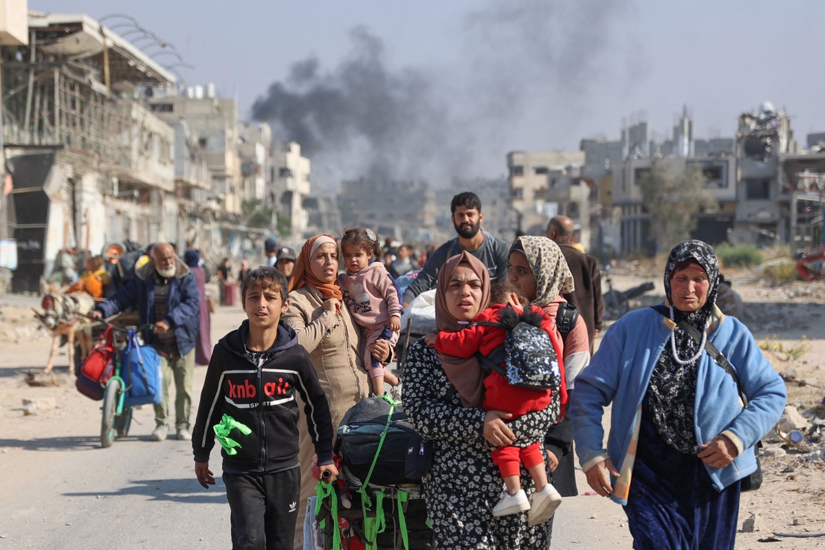 Genocídio: análise do conceito jurídico e suas implicações para os palestinos Palestinos deixam abrigo no norte da Faixa de Gaza após nova ordem de evacuação emitida por Israel (Foto: Omar al-Qattaa/AFP)