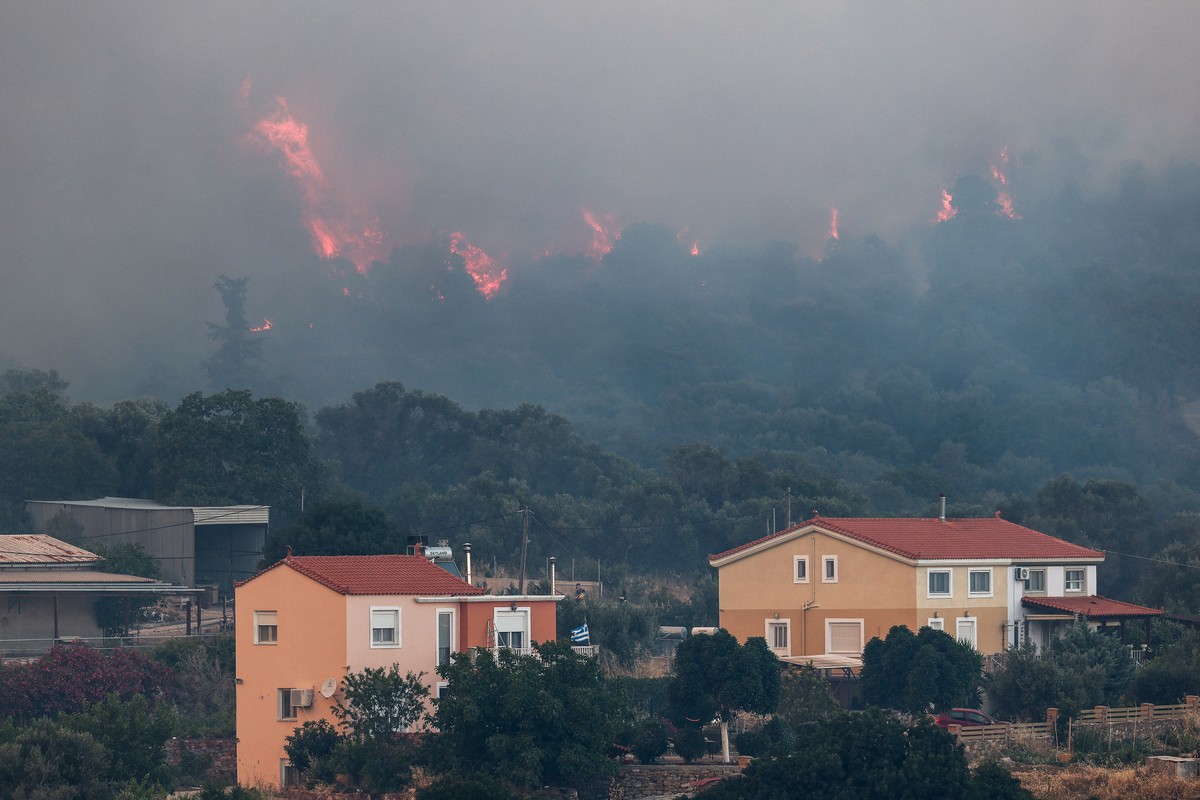 Empregada doméstica é detida por provocar incêndio florestal devastador na Grécia Empregada doméstica é presa por causar incêndio florestal que devastou ilha grega: 'Ela estava fumando' (Foto: AFP)