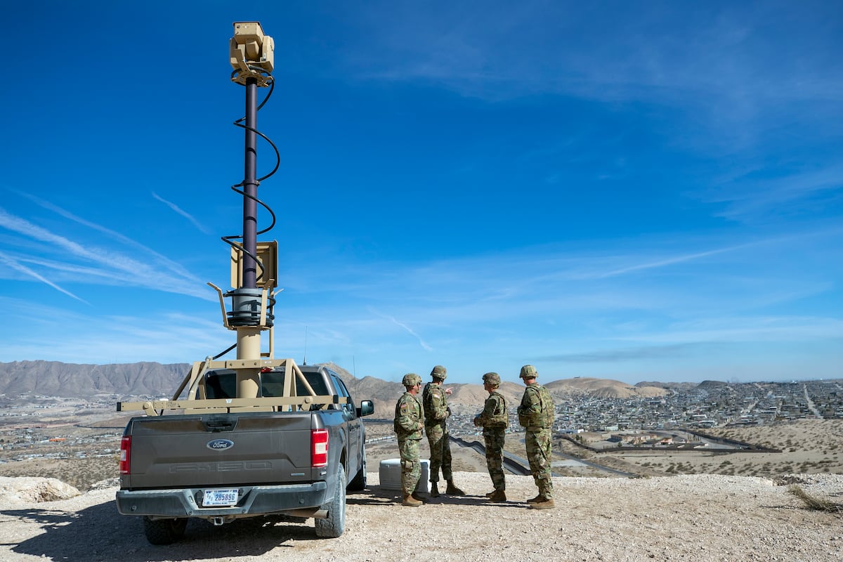 Exército amplia presença na fronteira entre Texas e Arizona em novas áreas Membros do Exército dos Estados Unidos vigiam a fronteira em Sunland Park, Novo México. (Foto: Andres Leighton/AP)