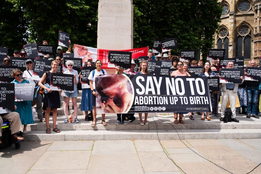 Cristãos criticam parlamento britânico por legalizar aborto até o nascimento Foto: Reprodução
