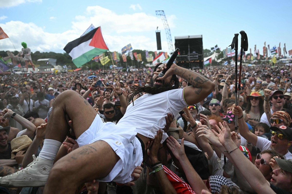 Glastonbury: protestos pró-Palestina geram polêmica entre artistas no festival Bobby Vylan, do duo britânico Bob Vylan, em apresentação no festival Glastonbury (Foto: AFP/Oli Scarff)