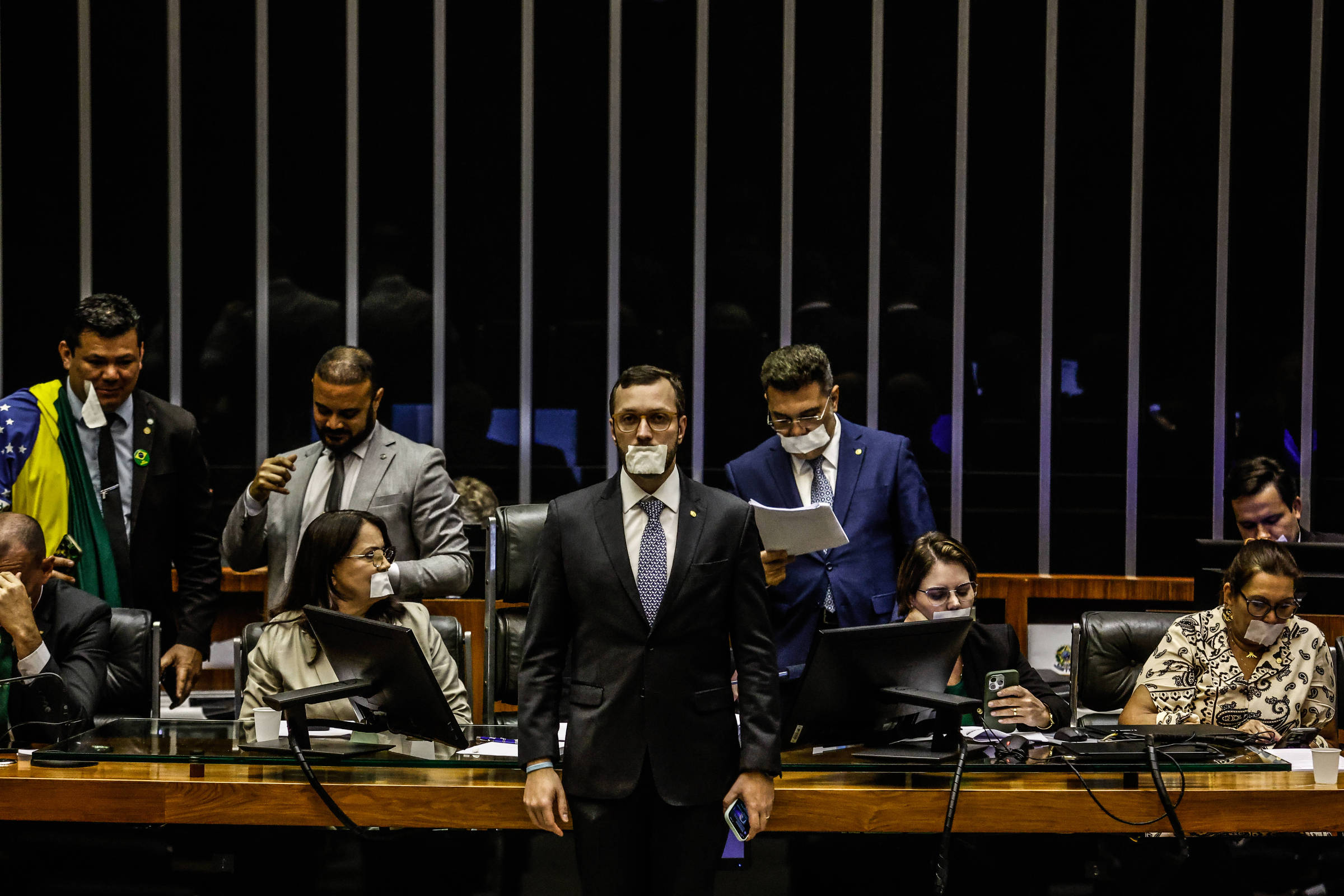 Deputados da oposição fazem ato em plenário da Câmara contra a prisão de Bolsonaro (Foto: Gabriela Biló/Folhapress)