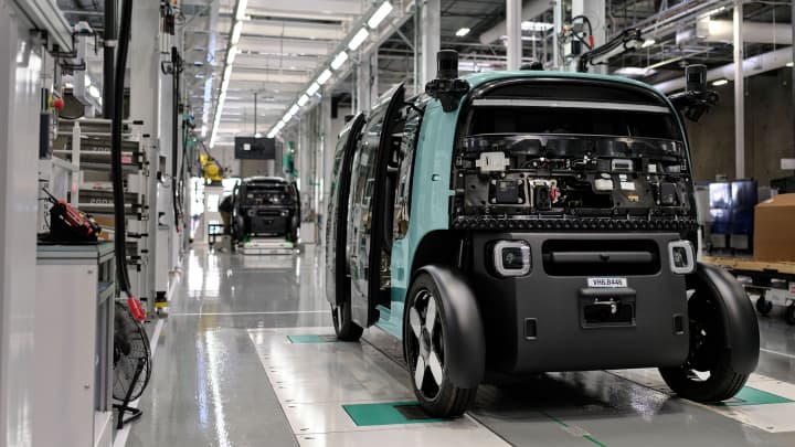Zoox, unidade de robô-táxi da Amazon, supera obstáculo regulatório de segurança A unidade de robotáxi Zoox da Amazon está aumentando a produção de veículos em uma nova instalação em Hayward, Califórnia. (Foto: Zoox)
