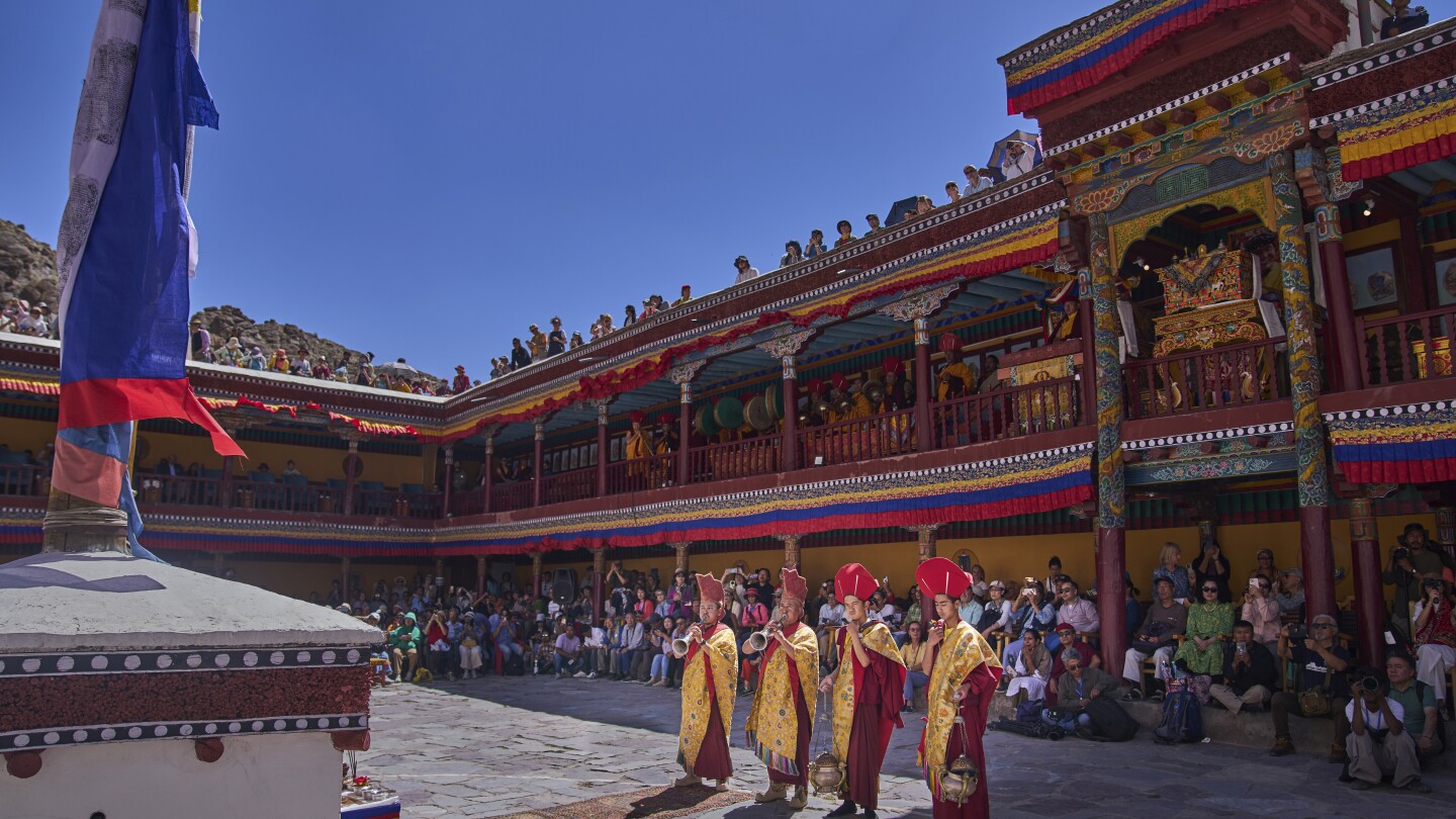 Monjes budistas com chapéus cerimoniais tocam trombetas durante o primeiro dia da cerimônia de abertura do festival de dois dias no mosteiro Hemis, nos arredores de Leh, Índia, sábado, 5 de julho de 2025. (Foto: AP Photo/Dar Yasin)