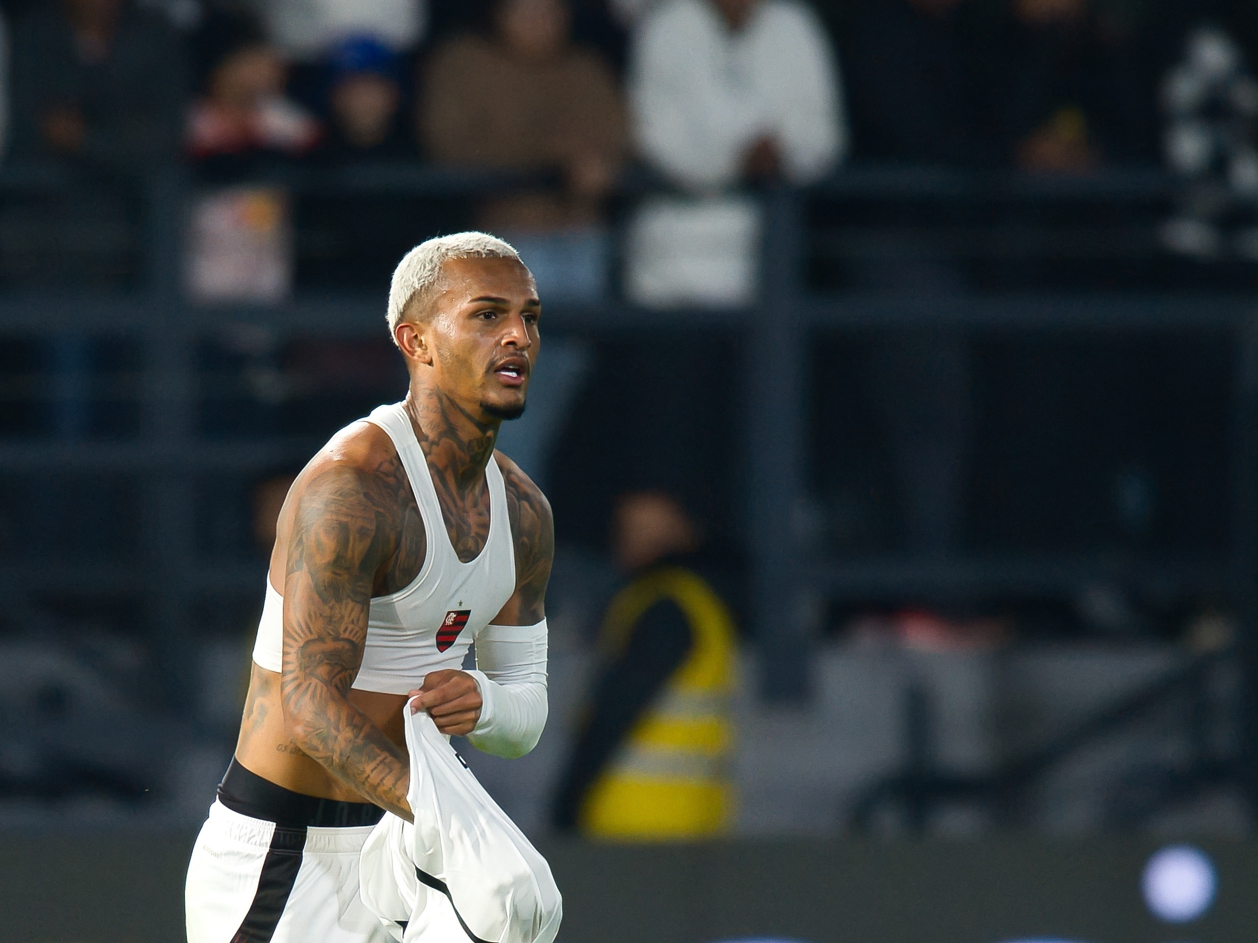 Wesley comemora gol do Flamengo contra o Bragantino (Foto: Anderson Romão/AGIF)