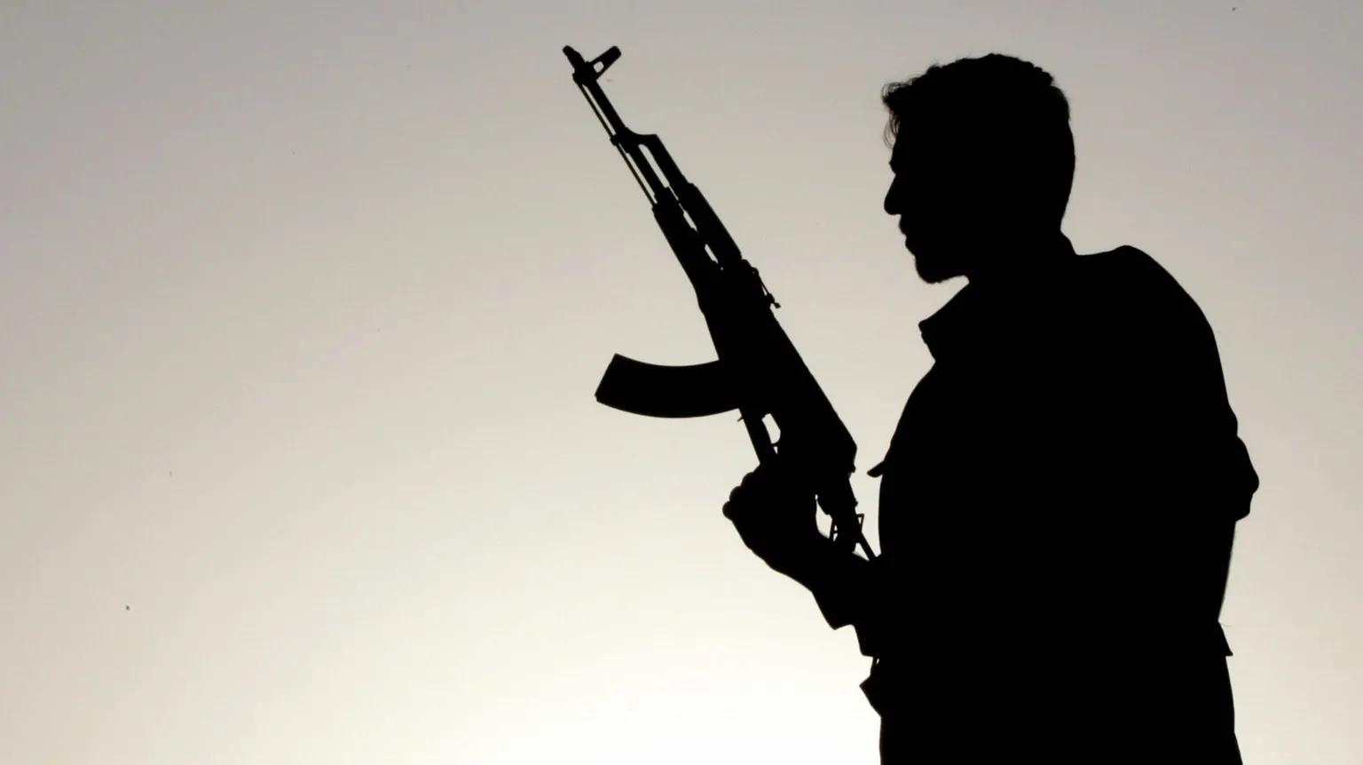Apoiadores do PKK e de seu líder preso Abdullah Ocalan (na foto) se reúnem no sudeste da Turquia após o grupo ter anunciado no mês passado que iria se desbandar. (Foto: MUSTAFA OZER/AFP via Getty Images)