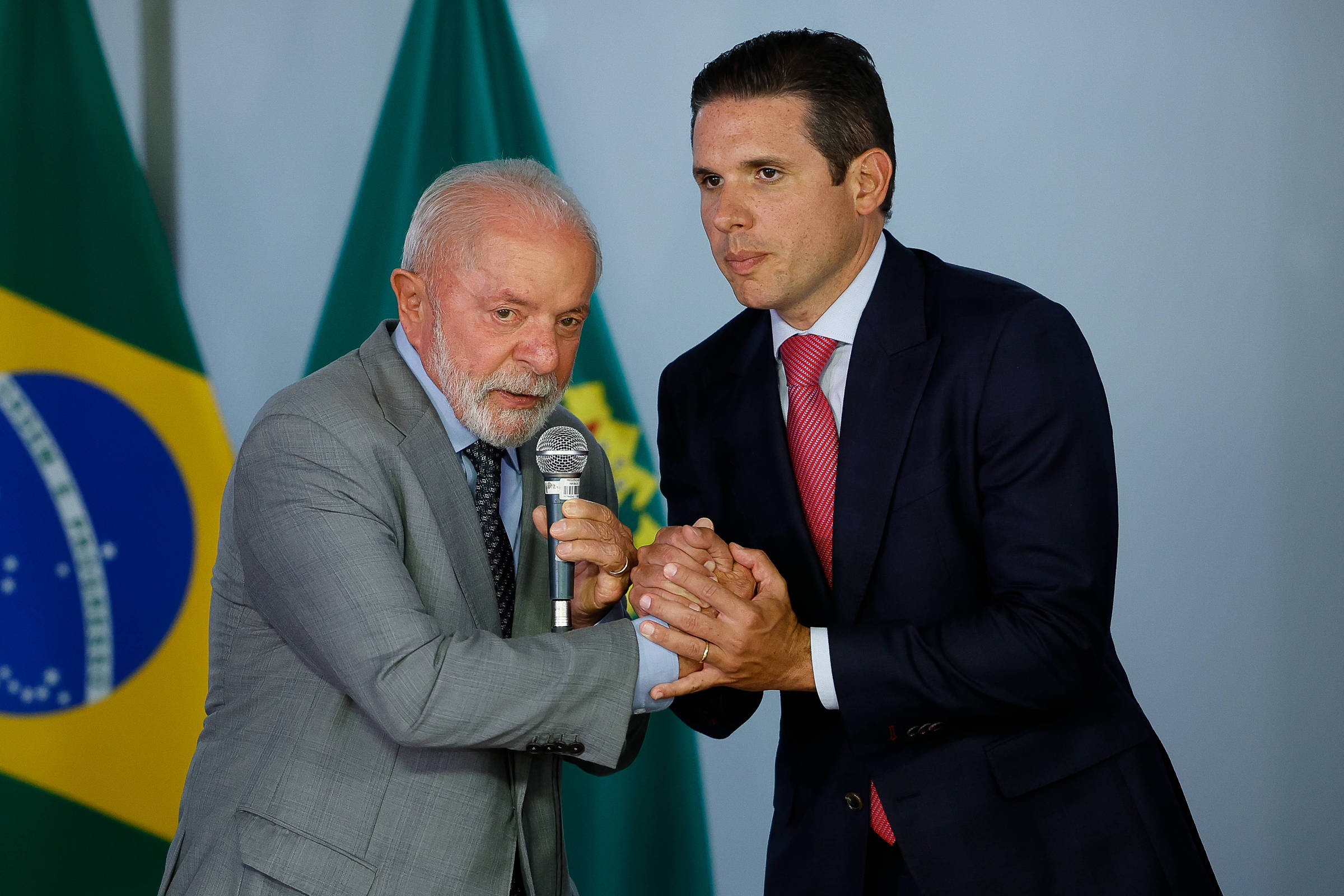 Lula promete diálogo com Motta e planeja reunião para discutir assuntos importantes Presidente Luiz Inácio Lula da Silva cumprimenta Hugo Motta durante cerimônia no Palácio do Planalto, em abril deste ano (Foto: Pedro Ladeira - 23.abr.25/Folhapress)