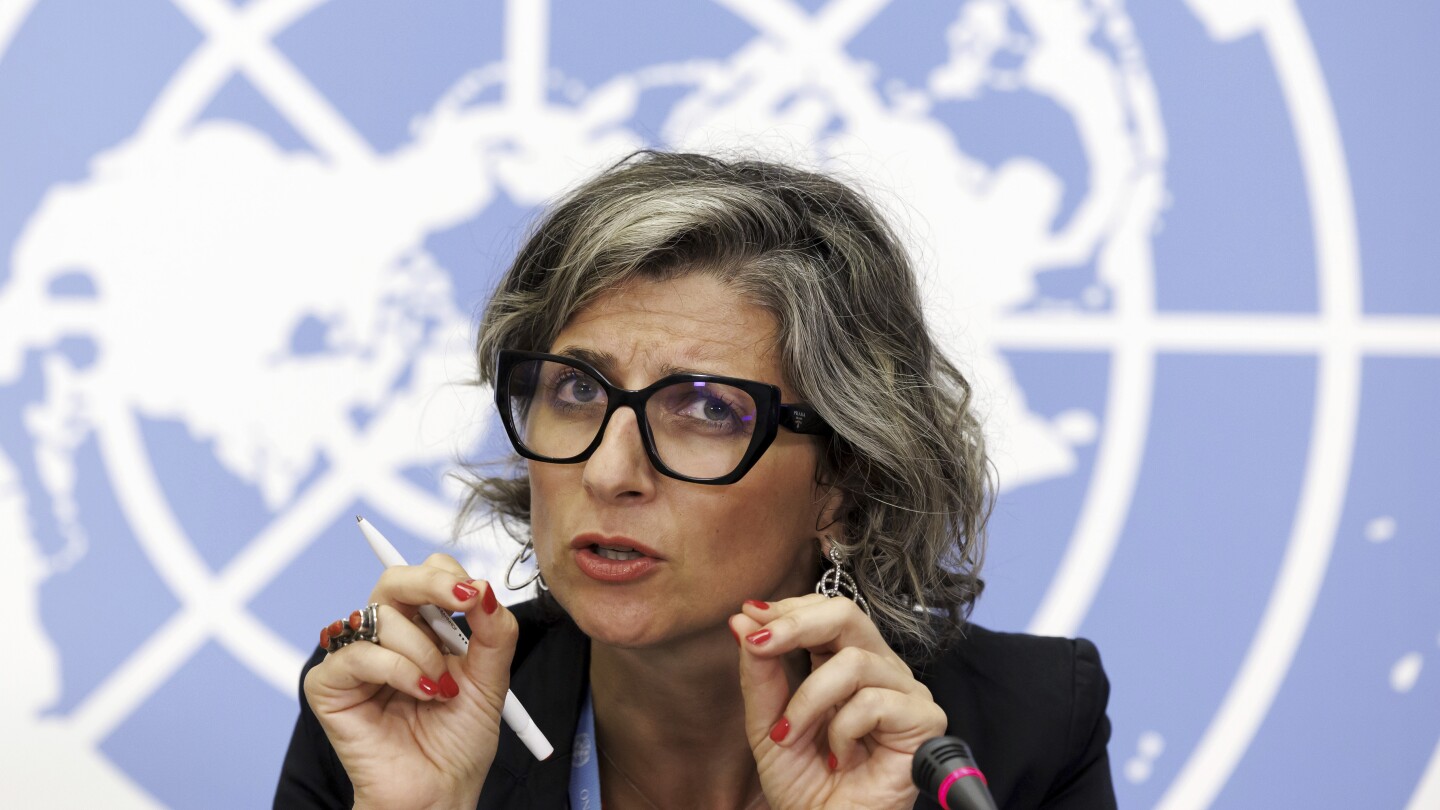 Francesca Albanese, Relatora Especial sobre a situação dos direitos humanos nos territórios palestinos ocupados desde 1967, fala com a imprensa durante uma coletiva de imprensa na sede europeia das Nações Unidas em Genebra, Suíça, em 11 de julho de 2023. (Foto: Salvatore Di Nolfi/Keystone via AP, File)