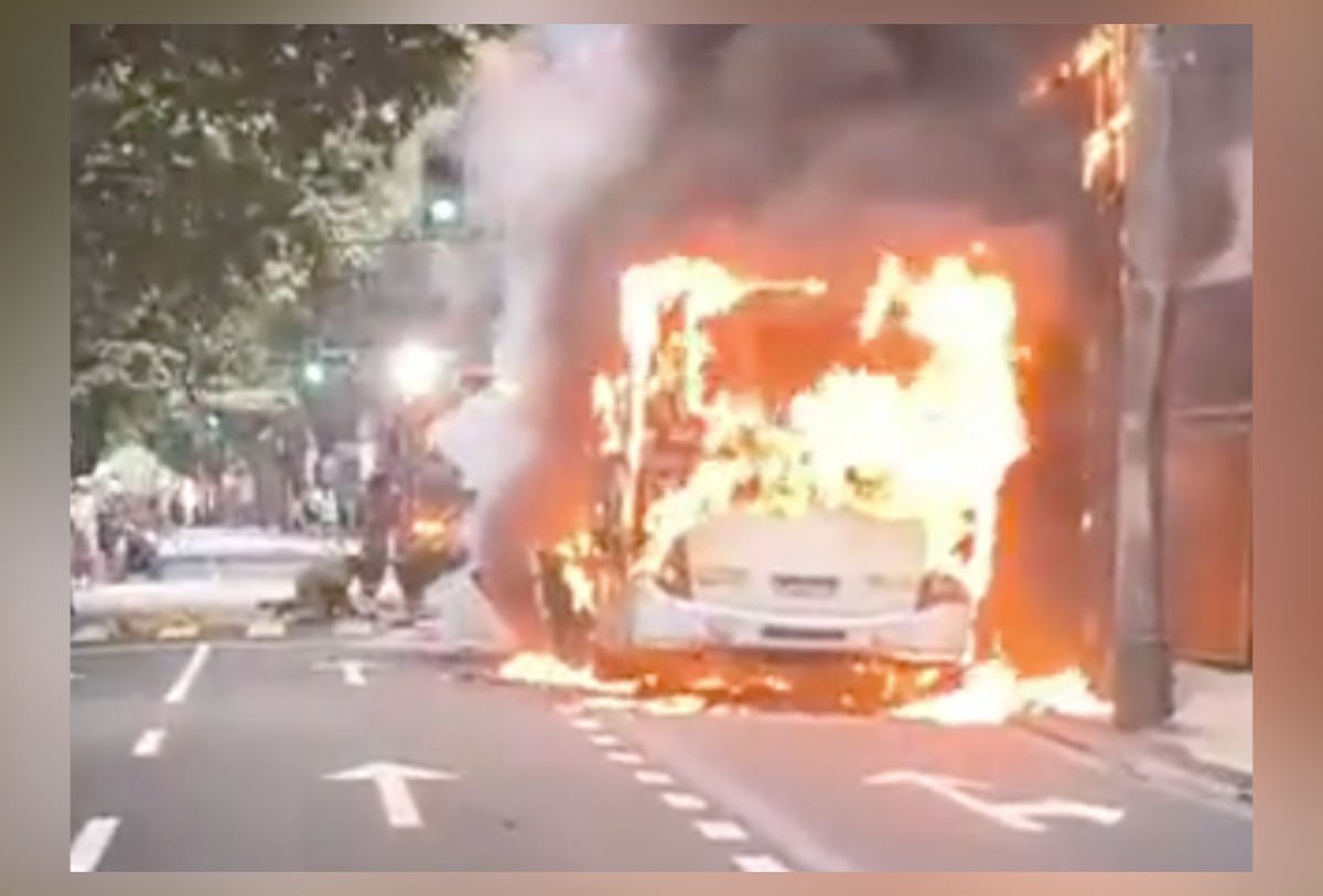 Ônibus incendeia no Leblon e causa pânico entre passageiros e motoristas Ônibus pega fogo na Rua General San Martin, no Leblon (Foto: Reprodução / X / COR-Rio)