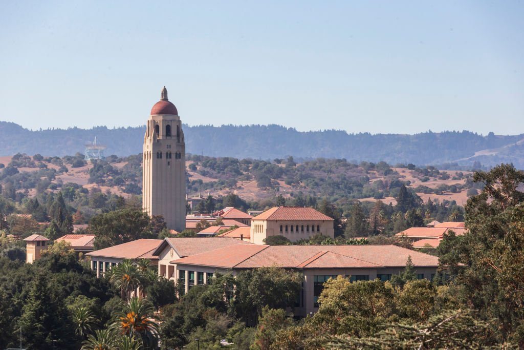 Stanford demite mais de 360 funcionários após cortes implementados por Trump Vista da Escola de Negócios de Stanford, a mais bem avaliada dos EUA (Foto: Getty Images North America/Getty Images)