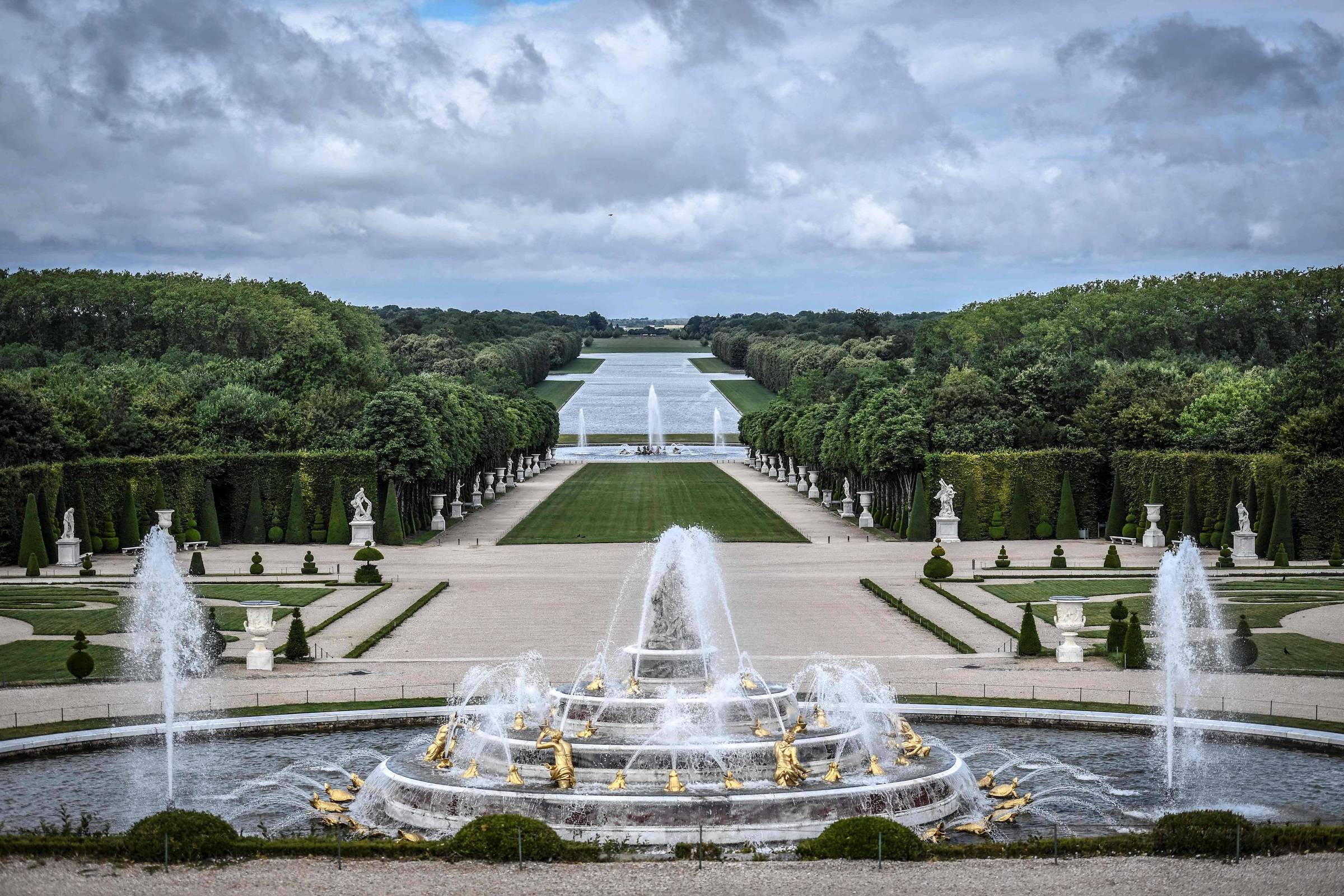 Estátuas do Palácio de Versalhes se tornam guias interativos com inteligência artificial Jardim do Palácio de Versalhes, na França (Foto: STEPHANE DE SAKUTIN - 5.jun.20/AFP)