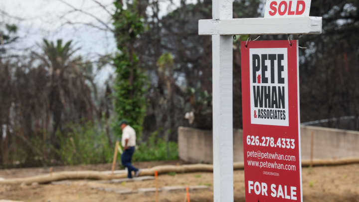Demanda por hipotecas cai 10% com aumento das taxas e preocupações econômicas Victor Becerra observa sua propriedade localizada ao lado de um imóvel recentemente vendido na Wapello St. em Altadena, CA, em 4 de junho de 2025. (Foto: Robert Gauthier | Los Angeles Times | Getty Images)