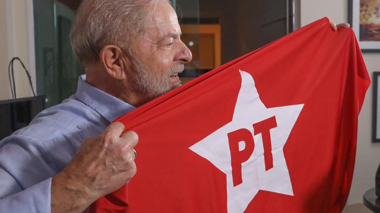 PT enfrenta novos desafios sem a liderança de Lula Lula segurando a bandeira do PT (Foto: Ricardo Stuckert/PT)