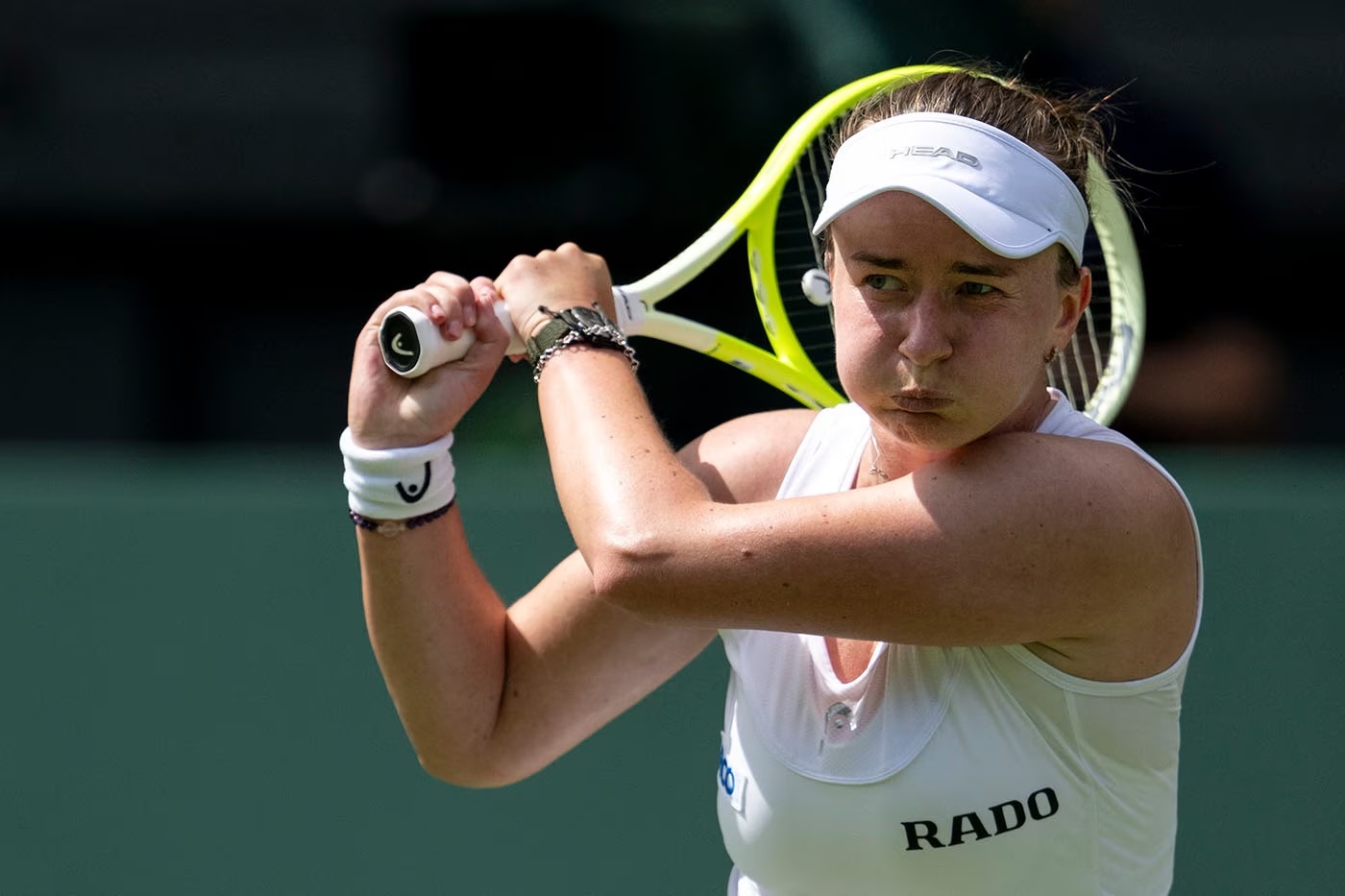 Krejcikova supera susto e avança na defesa do título no torneio de tênis Foto: Reprodução
