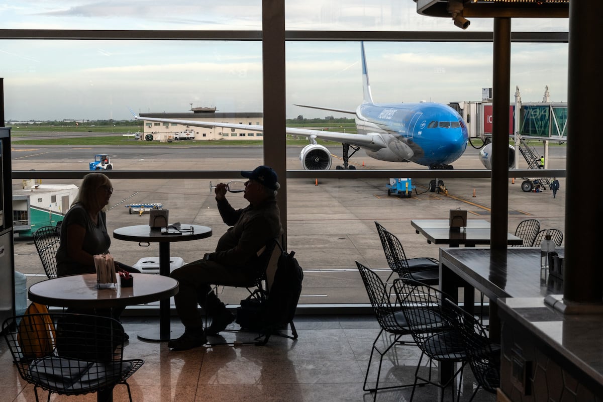 Aumentam viagens internacionais enquanto argentinos enfrentam dificuldades financeiras Passageiros aguardam seu voo no Aeroporto Ministro Pistarini em Buenos Aires, em 9 de outubro de 2024. (Foto: Rodrigo Abd/AP)