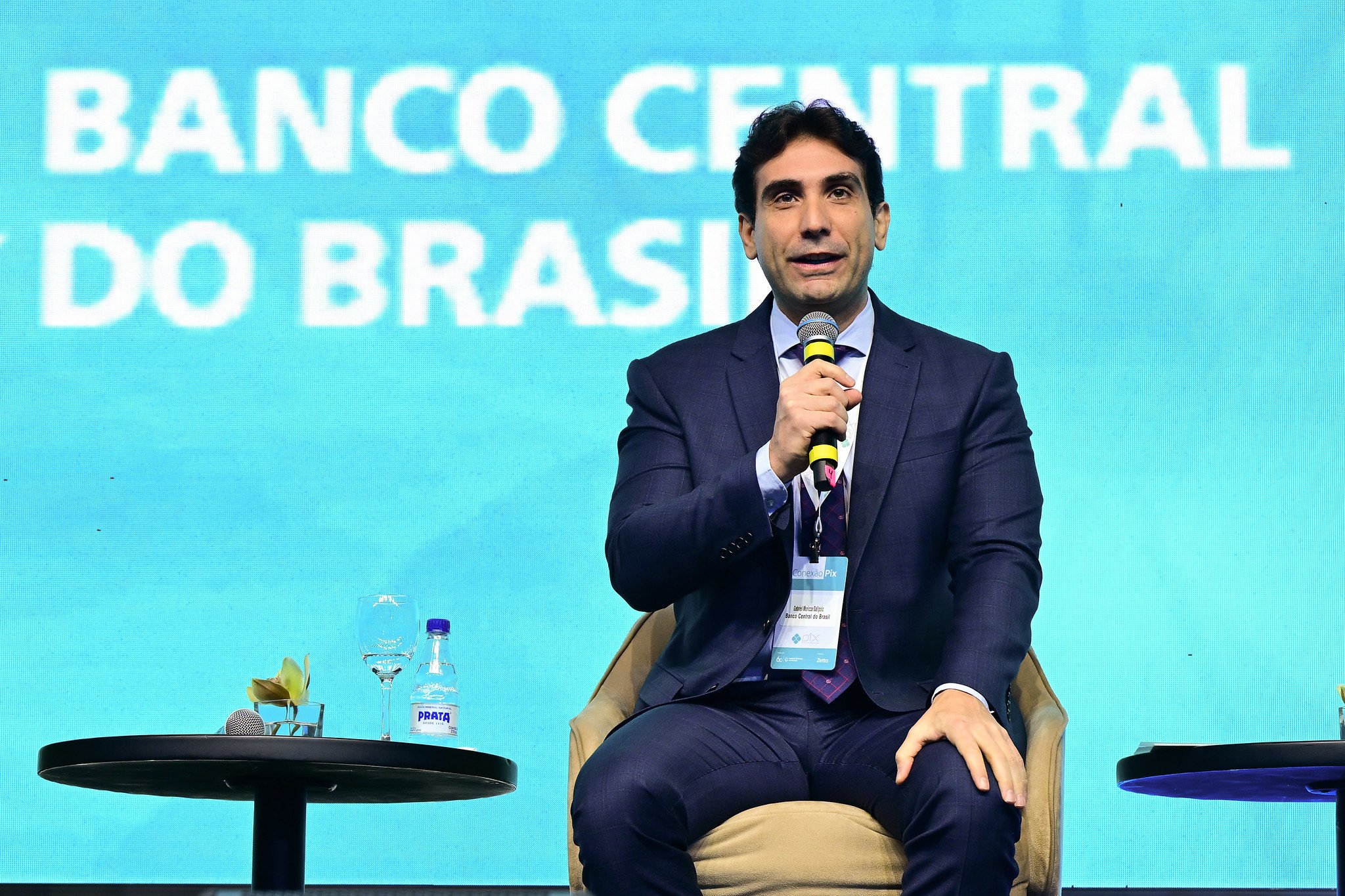 Mercado reage ao IPCA-15 e PIB dos EUA em coletiva de Galípolo Presidente do BC, Gabriel Galípolo: o Banco Central publica o Relatório de Política Monetária, com entrevista coletiva de Gabriel Galípolo e Otávio Guillen às 11h (Foto: Banco Central / Equipe @andreianaomi/Divulgação)