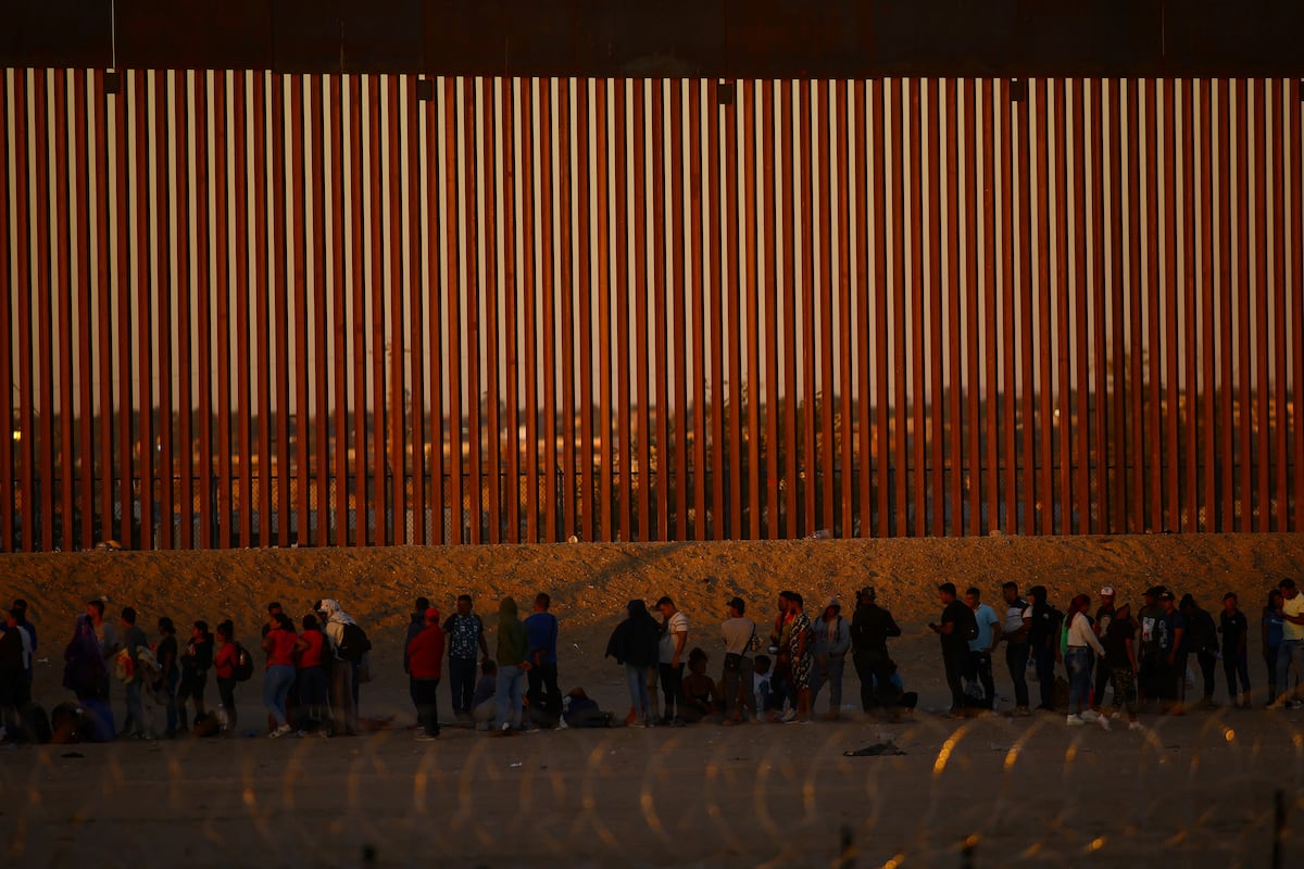 Juiz federal suspende ordem de Trump que limitava pedidos de asilo na fronteira Migrantes que buscam asilo nos Estados Unidos se reúnem na fronteira com o México, em 19 de setembro de 2023. (Foto: JOSE LUIS GONZALEZ/REUTERS)
