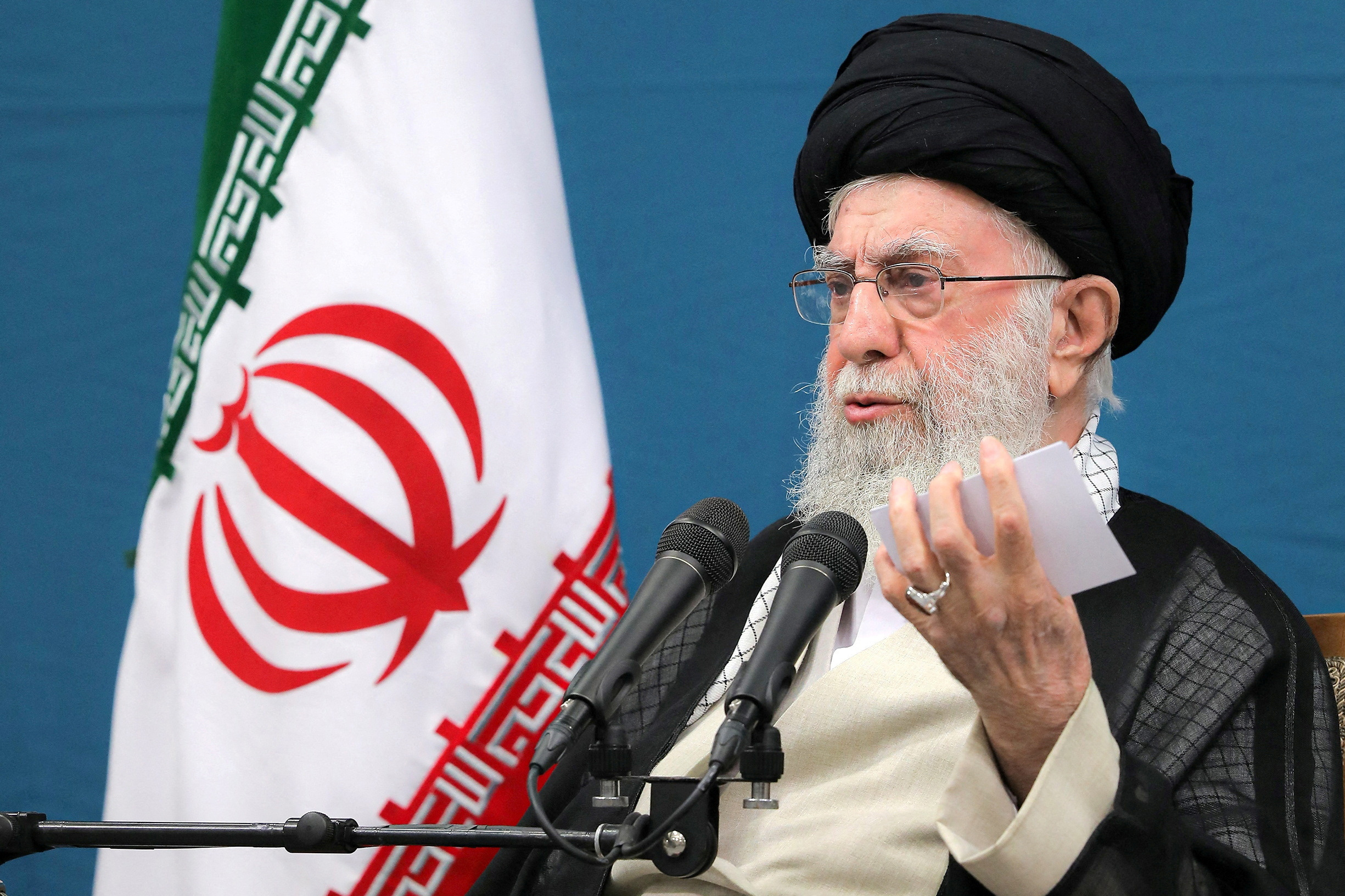 Líder supremo do Irã, aiatolá Ali Khamenei, durante reunião com o presidente do Irã, Masoud Pezeshkian, em seu gabinete em Teerã, Irã (Foto: Gabinete do Líder Supremo Iraniano/ WANA (West Asia News Agency)/Divulgação via REUTERS)