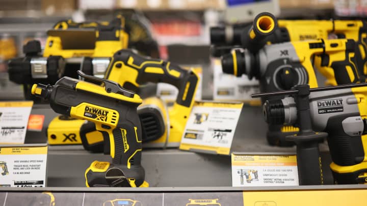 Tarifas elevadas custarão centenas de milhões a empresas como Stanley Black & Decker Ferramentas elétricas DeWalt são exibidas em uma Home Depot em 2 de maio de 2025, na cidade de Nova York. (Foto: Michael M. Santiago | Getty Images)