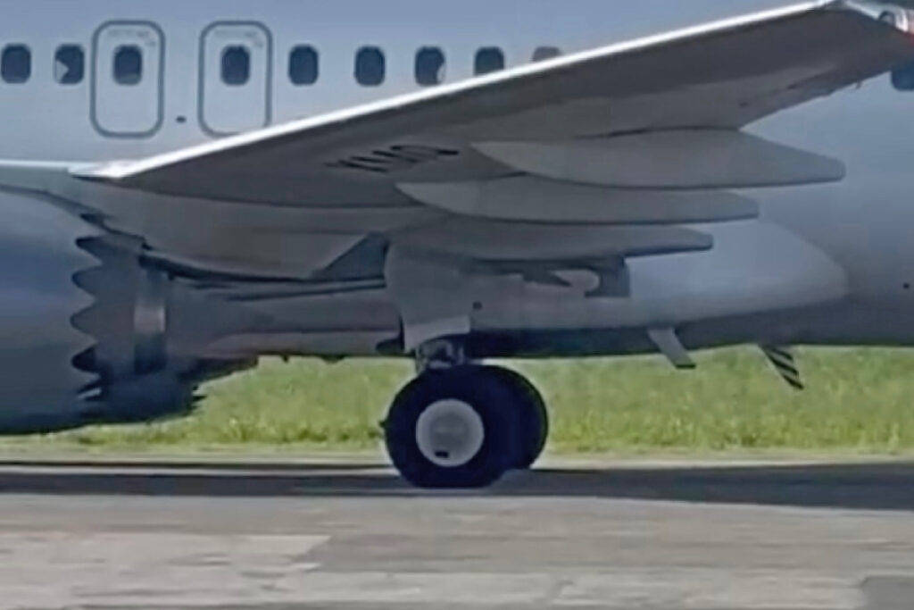 Avião da Gol fica atolado em Fernando de Noronha após incidente com a Azul Avião da Gol com as rodas afundadas no asfalto no aeroporto de Fernando de Noronha (Foto: Reprodução/Aeroin)
