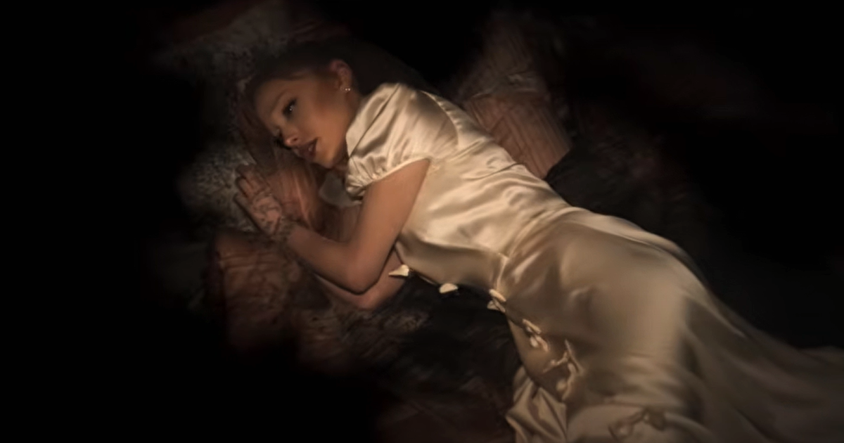 Ariana Grande encanta fãs com clipe sonhador de "twilight zone" Ariana Grande passeia por um sonho no clipe de "twilight zone"; confira - eternal sunshine (Foto: Reprodução)