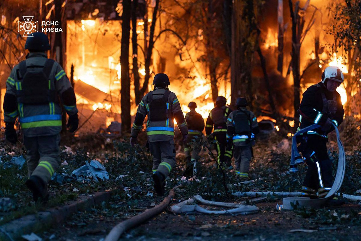 Putin lança ataque aéreo devastador na Ucrânia após conversa com Trump Serviços de emergência da Ucrânia atuam contra chamas após ataque em Kiev (Foto: Handout / STATE EMERGENSY SERVICE OF UKRAINE / AFP)