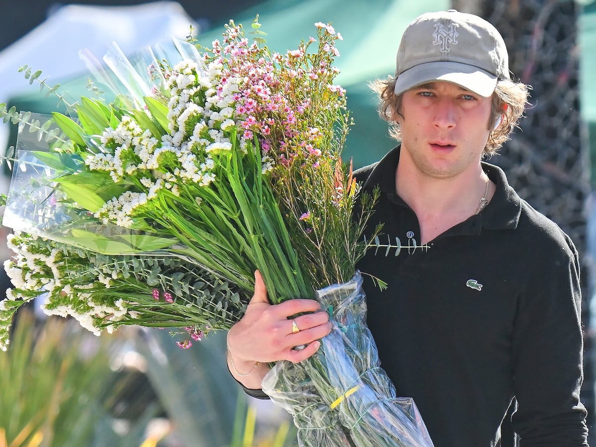 Jeremy Allen White revela sua paixão inusitada por flores em nova entrevista Jeremy Allen White saindo de um mercado de flores em 28 de junho de 2024 em Los Angeles (Califórnia). (Foto: MEGA (GC Images))