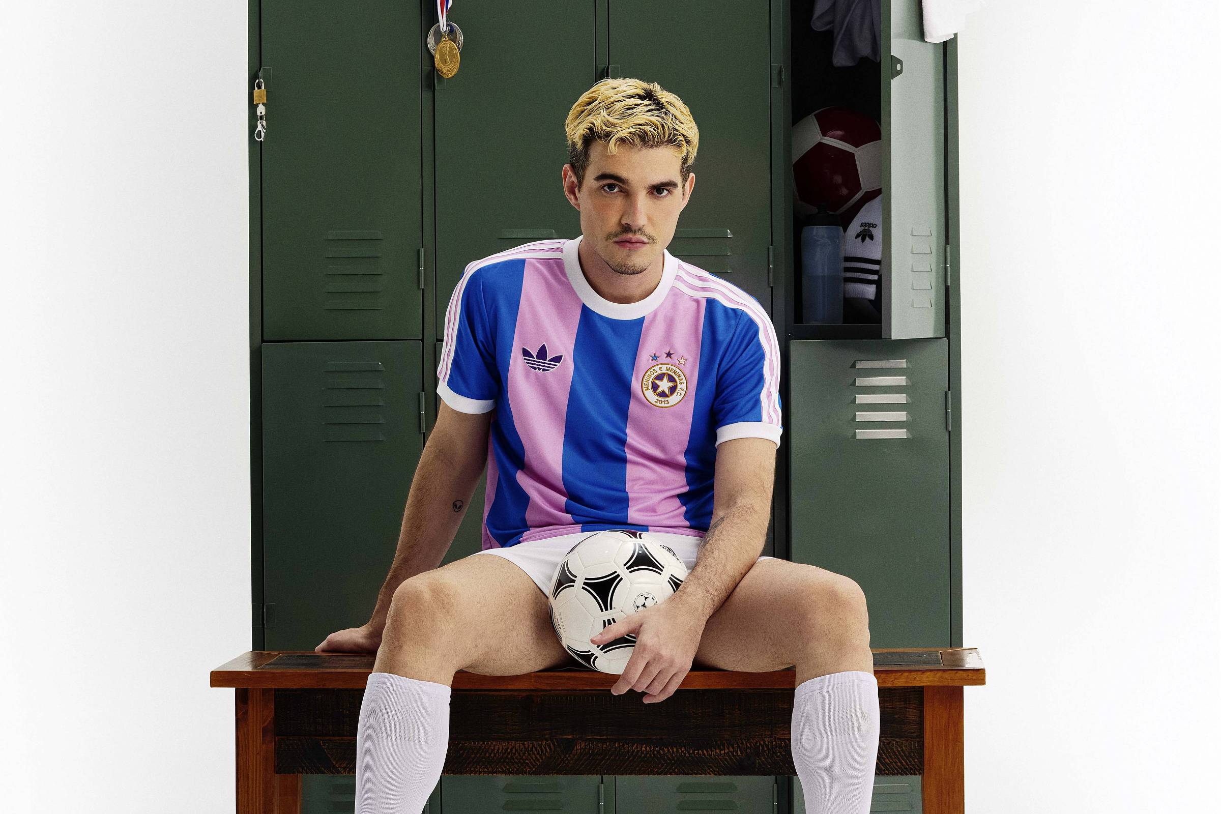 Moda sportcore transforma roupas esportivas em tendência para todos os estilos O cantor Jão com camiseta de estilo time de futebol, com as cores da bandeira bissexual, lançada pela Adidas (Foto: Divulgação)