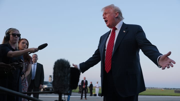 O presidente dos EUA, Donald Trump, fala com repórteres perto do Air Force One no Aeroporto Internacional do Vale de Lehigh em 3 de agosto de 2025, em Allentown, Pensilvânia. (Foto: Anna Moneymaker | Getty Images)