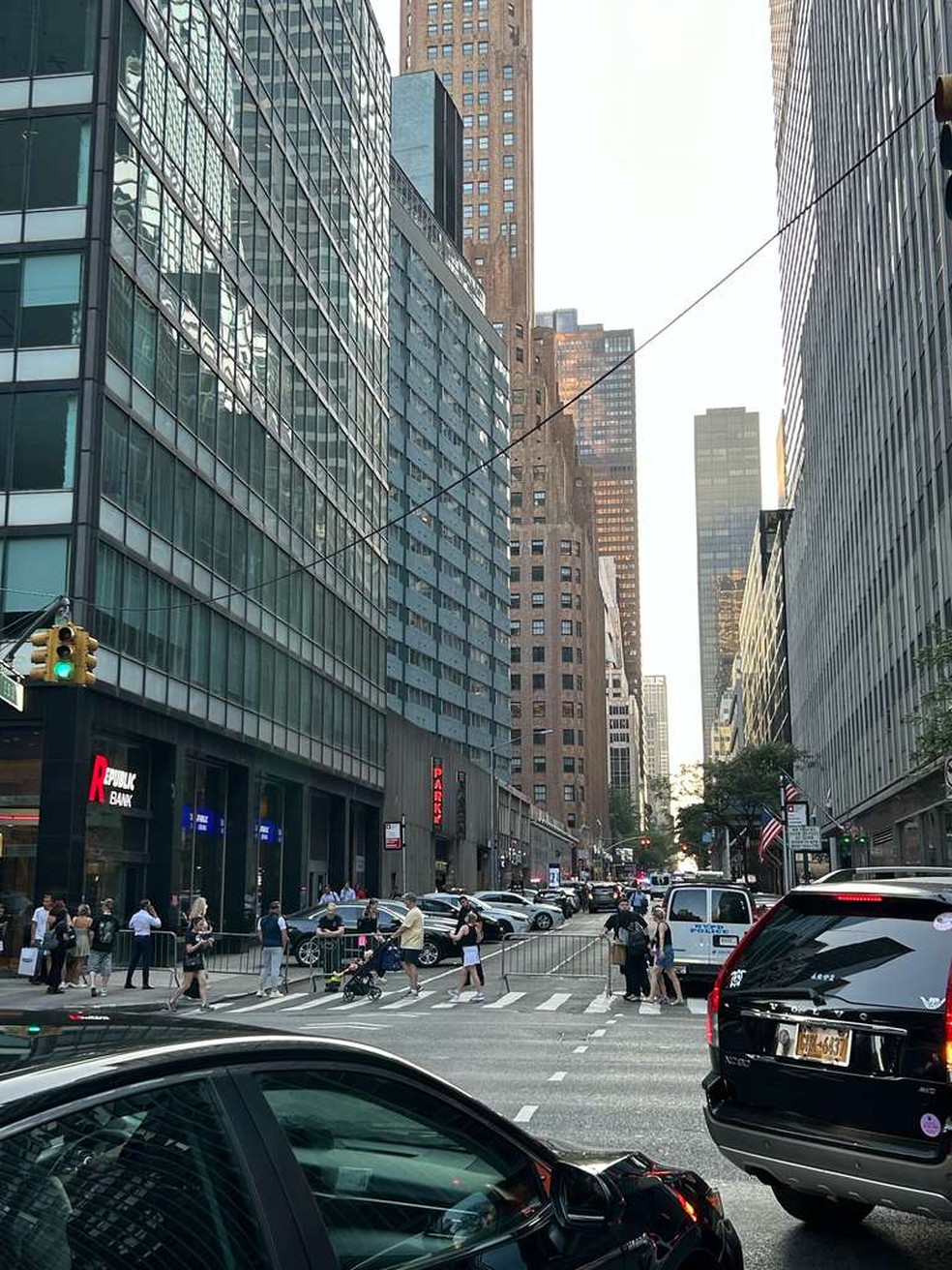 Atirador dispara em avenida movimentada de Nova York e causa pânico geral Rua em Nova York fechada após tiroteio, em 28 de julho de 2025 (Foto: Lucas Vidigal/TV Globo)