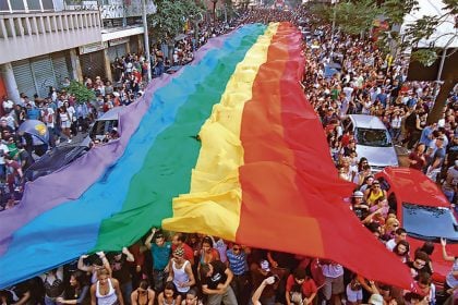 Falsas beatas enganam fiéis e geram polêmica em comunidade religiosa Orgulho. Em 2024, o ato reuniu 300 mil participantes e movimentou 20 milhões de reais na economia local (Foto: Arquivo/Prefeitura de Belo Horizonte)