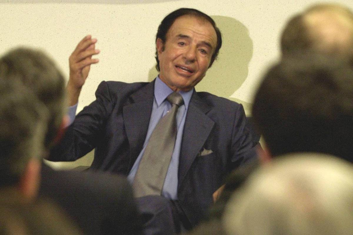 Carlos Menem vive trajetória de glória e tragédia na Presidência da Argentina Ex-presidente argentino Carlos Saul Menem em evento do Diálogo Interamericano, em Washington, em 2002 (Foto: Joyce Naltchayan - 12.jun.02/AFP)