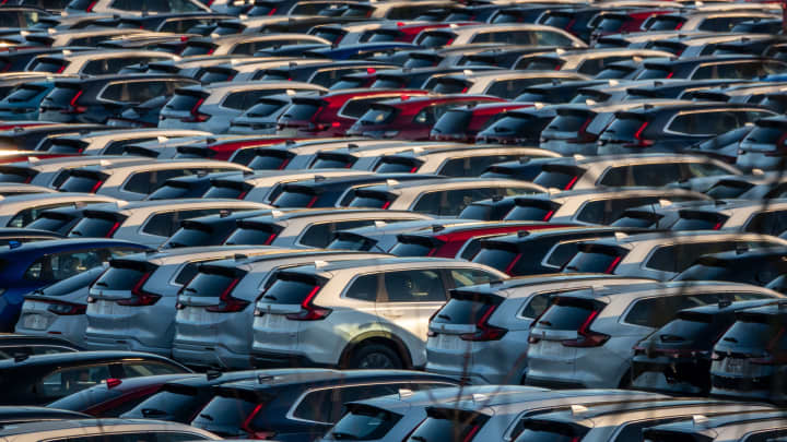 Ações de montadoras japonesas disparam com expectativa de redução de tarifas nos EUA Carros Honda novos, recentemente importados e não registrados, estão estacionados em um pátio de armazenamento no Porto de Bristol em 15 de janeiro de 2025, perto de Bristol, Inglaterra. (Foto: Anna Barclay | Getty Images)