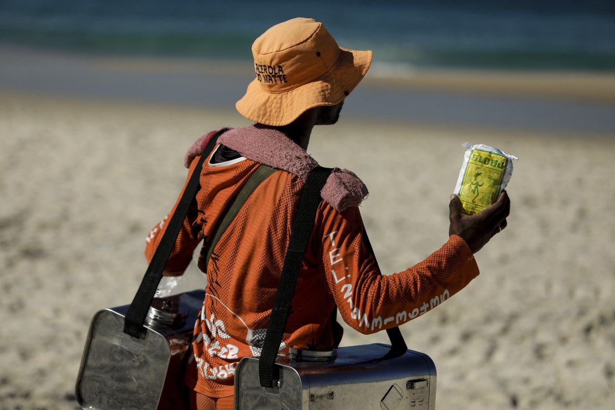 Nova regulamentação nas praias do Rio promete acabar com o caos e melhorar a ordem Há 11 anos, o prefeito do Rio, Eduardo Paes, decretou que o vendedor de mate das praias é patrimônio cultural da cidade — Foto: Fabiano Rocha