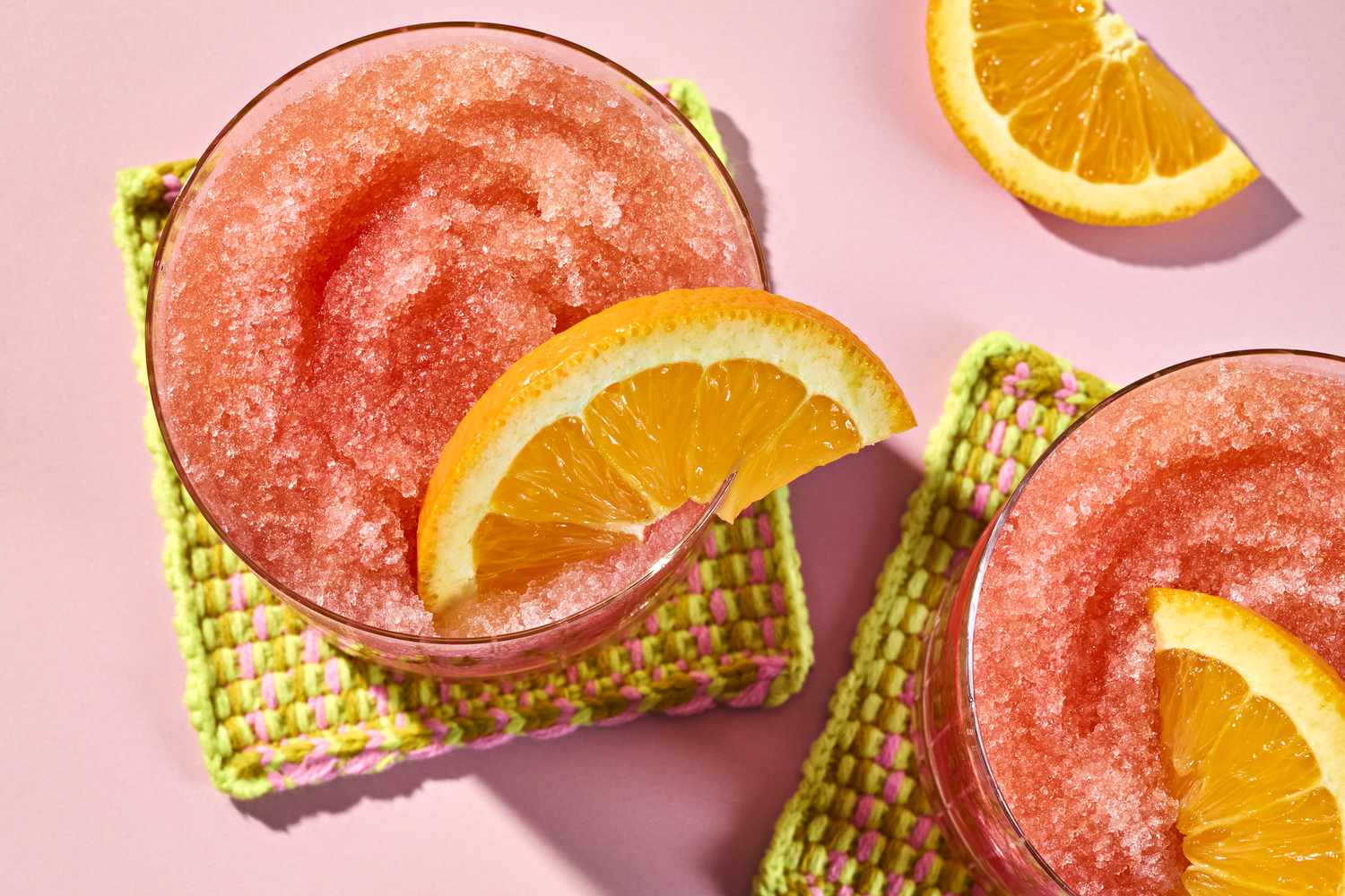 Descubra 9 coquetéis congelados perfeitos para refrescar seu verão Jennifer Causey / Food Styling by Chelsea Zimmer / Prop Styling by Christina Daley