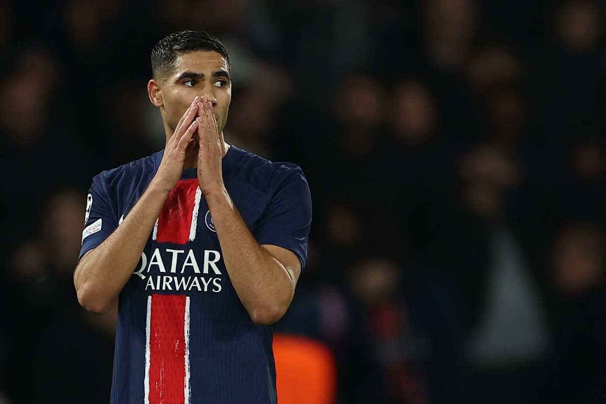 Hakimi lamenta chance perdida no empate do PSG com o PSV (Foto: Frank Fife/AFP)