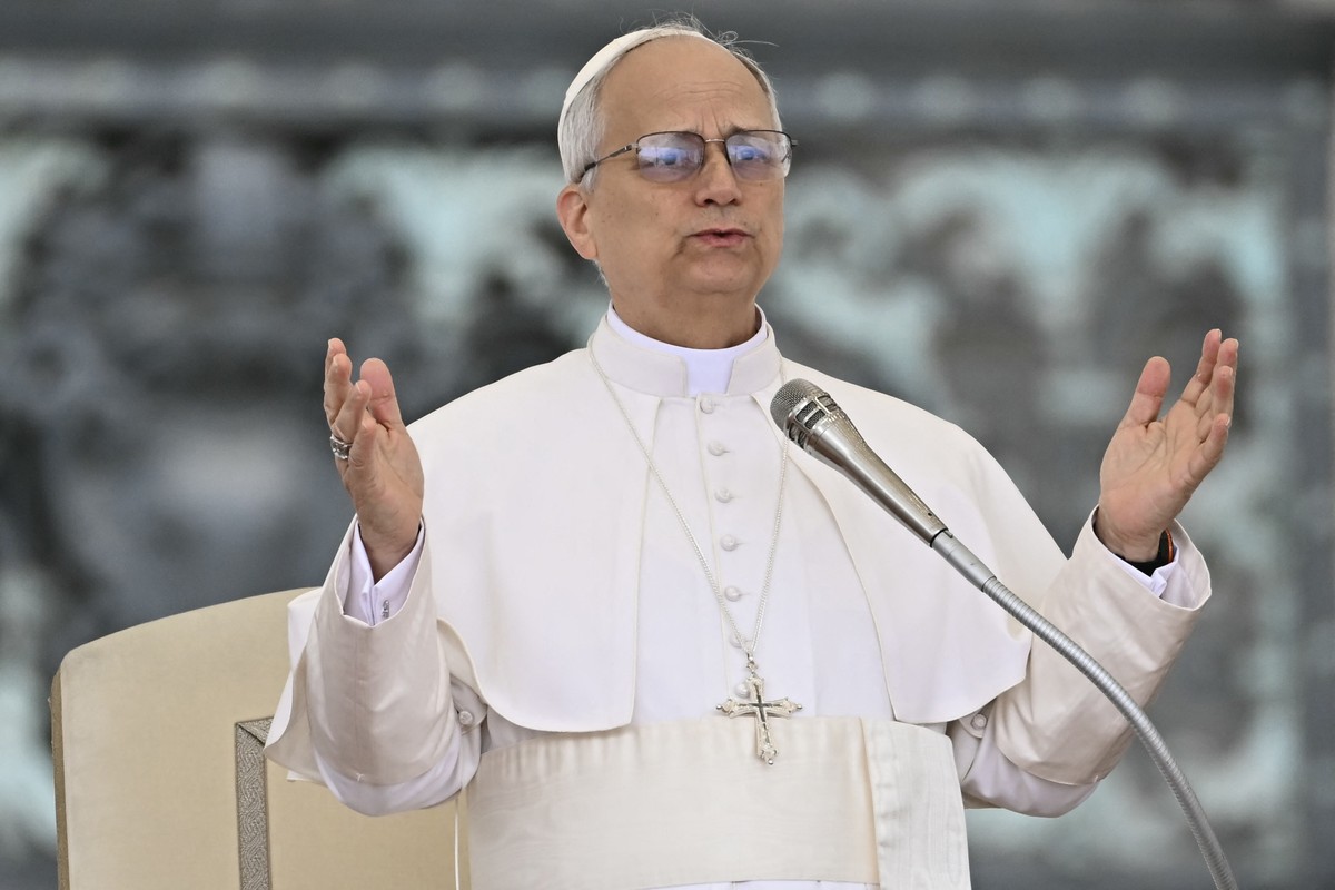 Papa Leão XIV discursa para a multidão durante sua primeira audiência geral semanal na Praça de São Pedro (Foto: Filippo Monteforte/AFP)