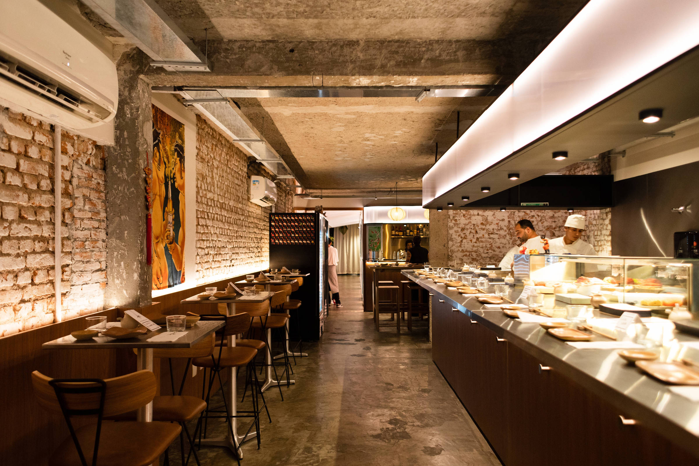 São Paulo ganha três novos restaurantes japoneses, incluindo um com refeições em pé Balcão onde clientes fazem a refeição em pé, no Standing Bar Sushi (Foto: Divulgação)